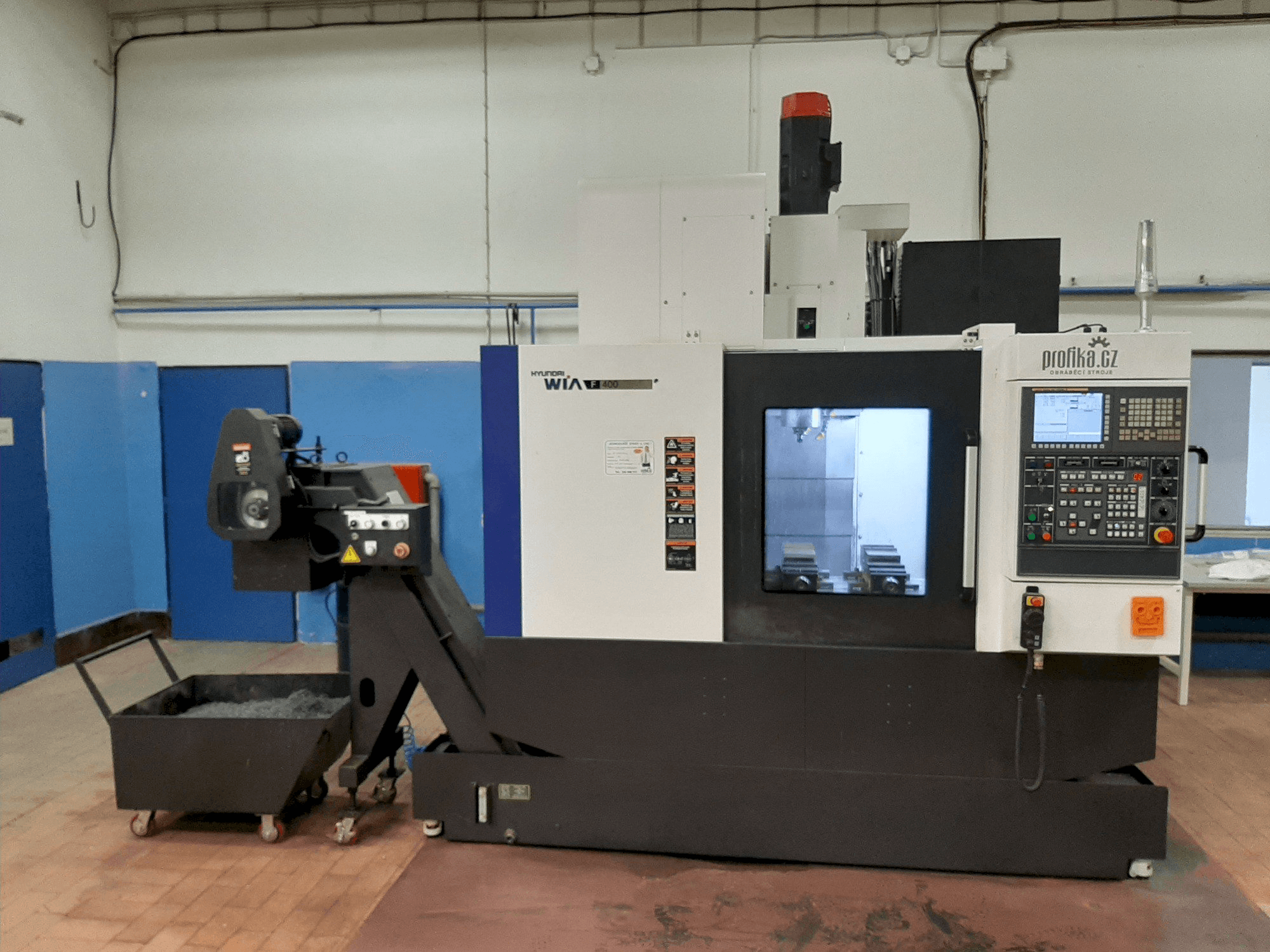 Vooraanzicht van Hyundai Wia F400 machine