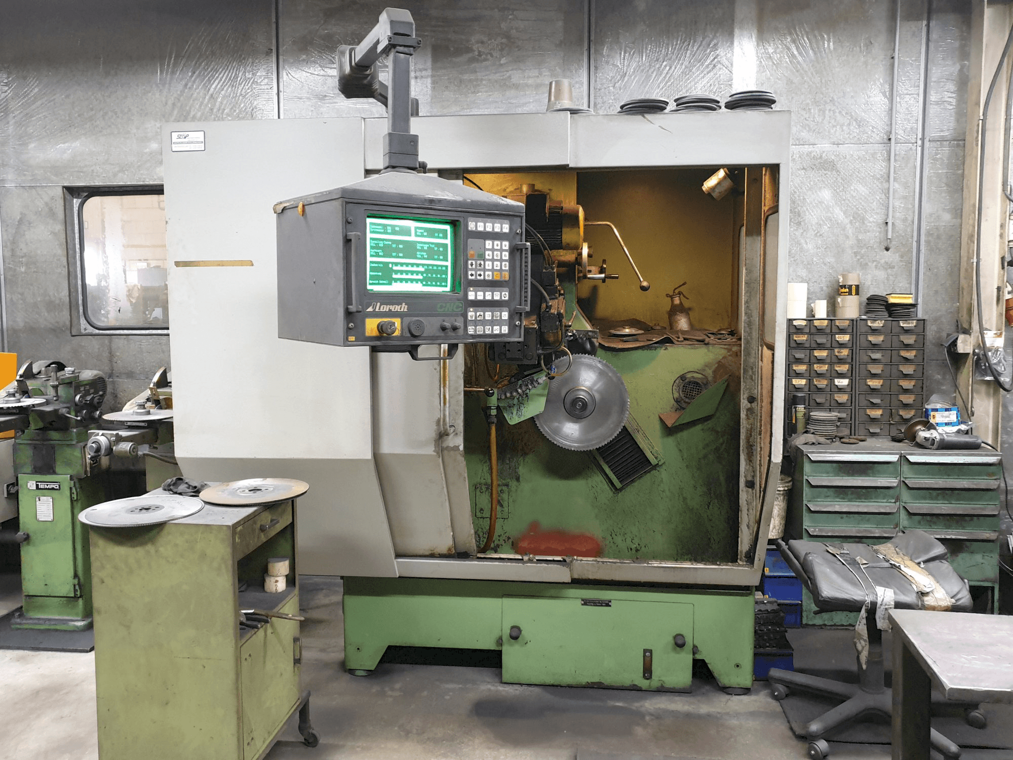 Vooraanzicht van Loroch K/CNC 910 machine