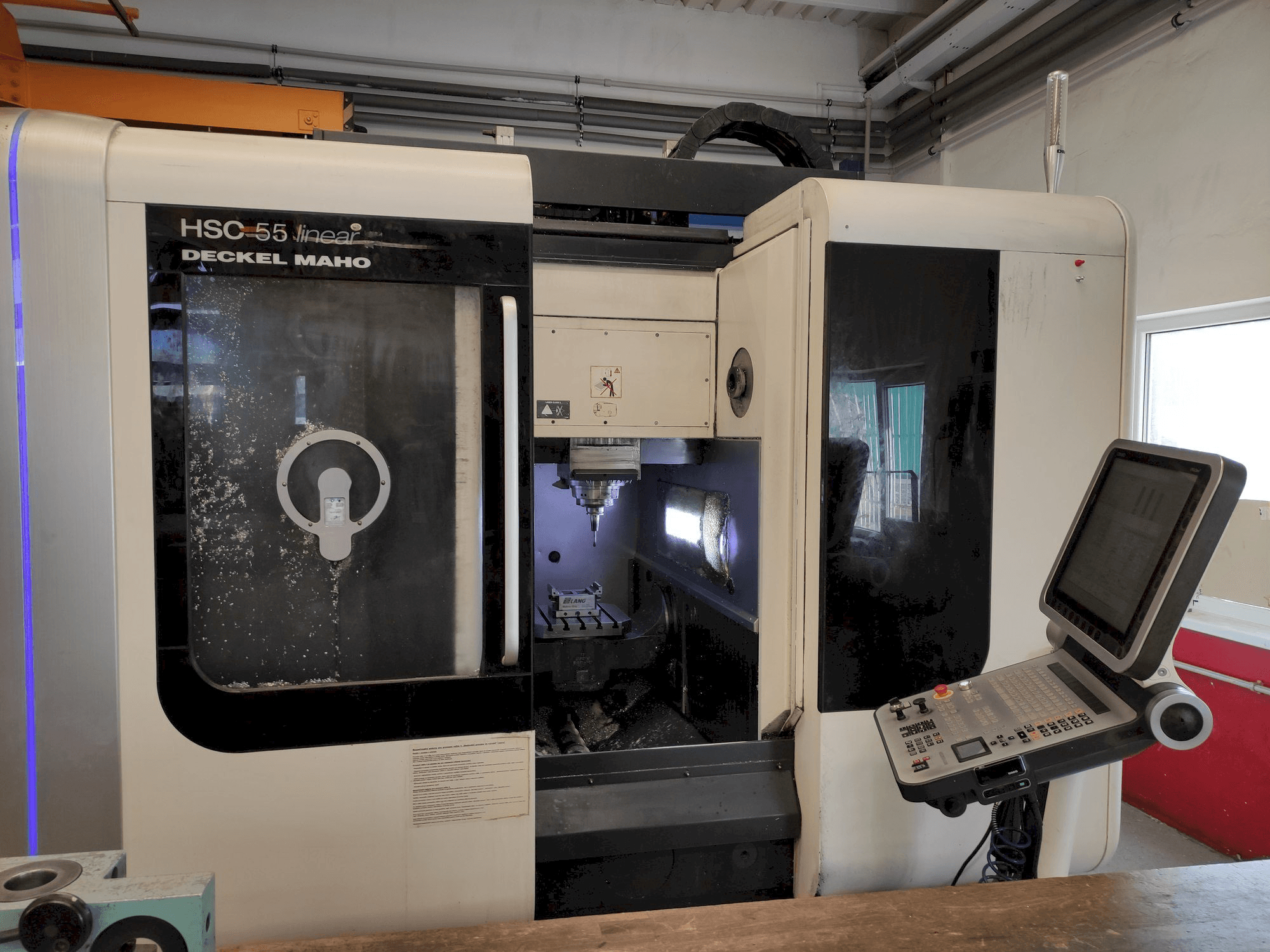 Vooraanzicht van DMG Deckel Maho HSC 55 linear machine