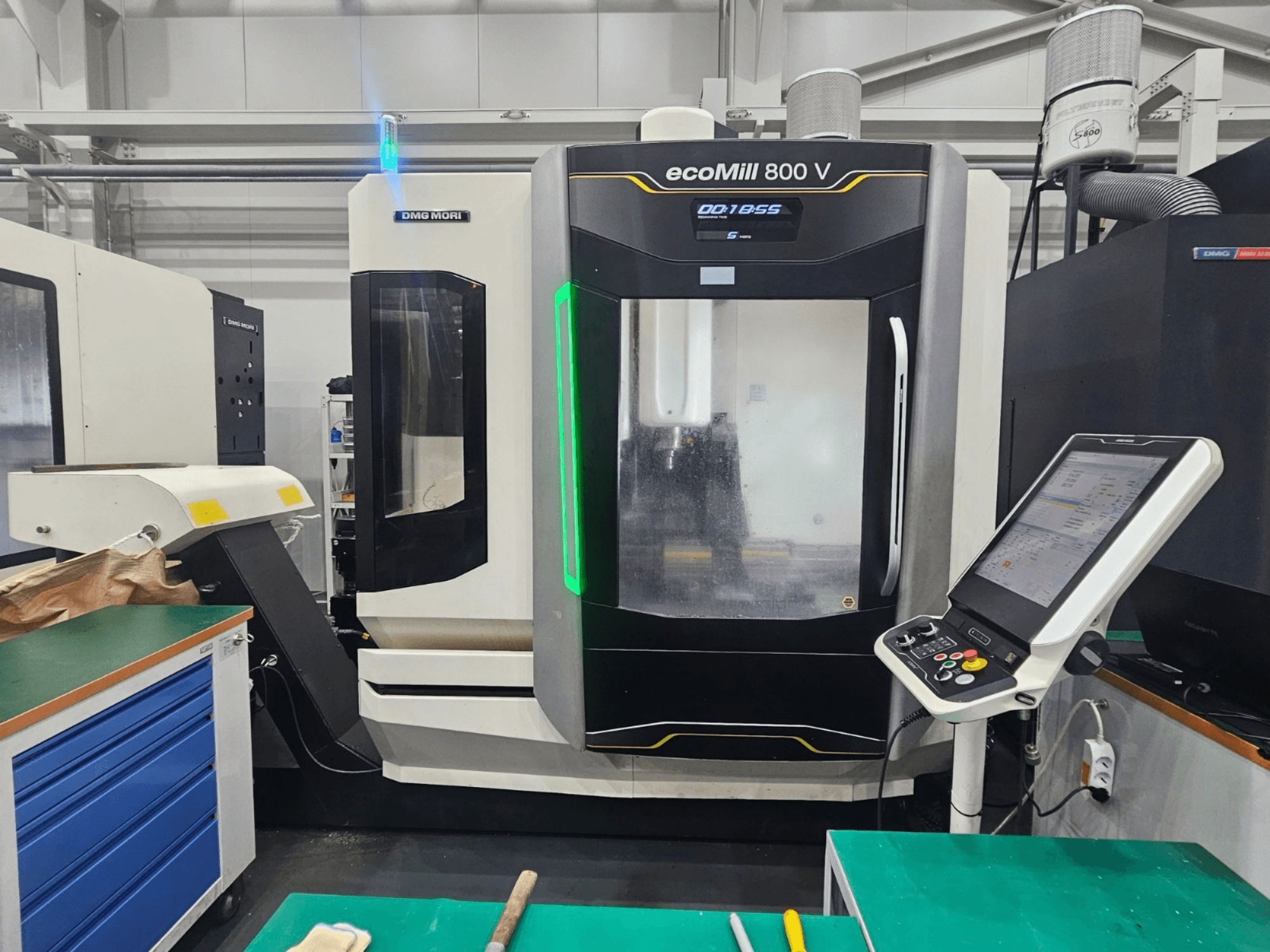 DMG MORI ecoMill 800 V verticaal bewerkingscentrum, vooraanzicht met zichtbaar bedieningspaneel en machineonderdelen.