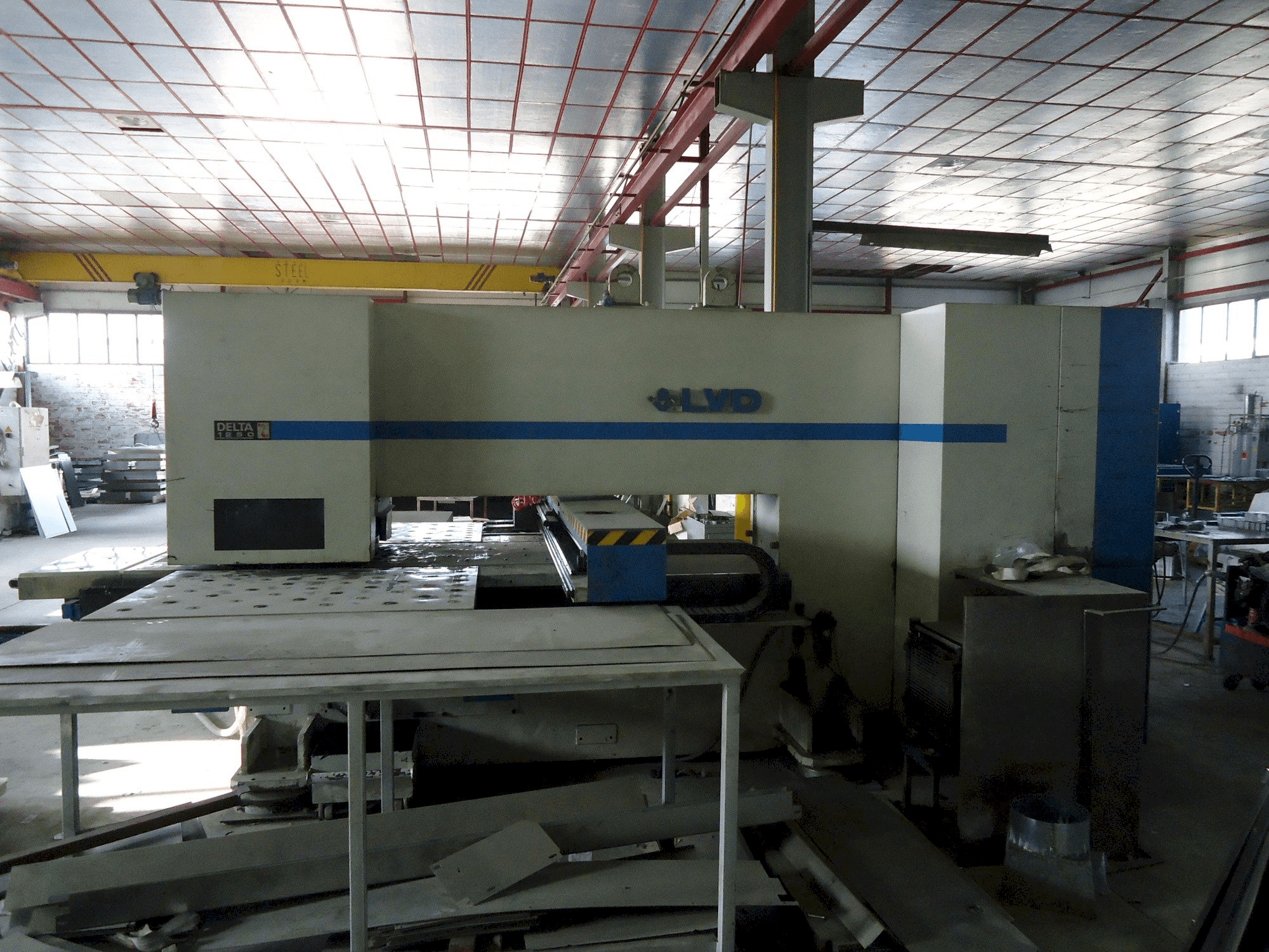 Vooraanzicht van LVD delta 1250 machine