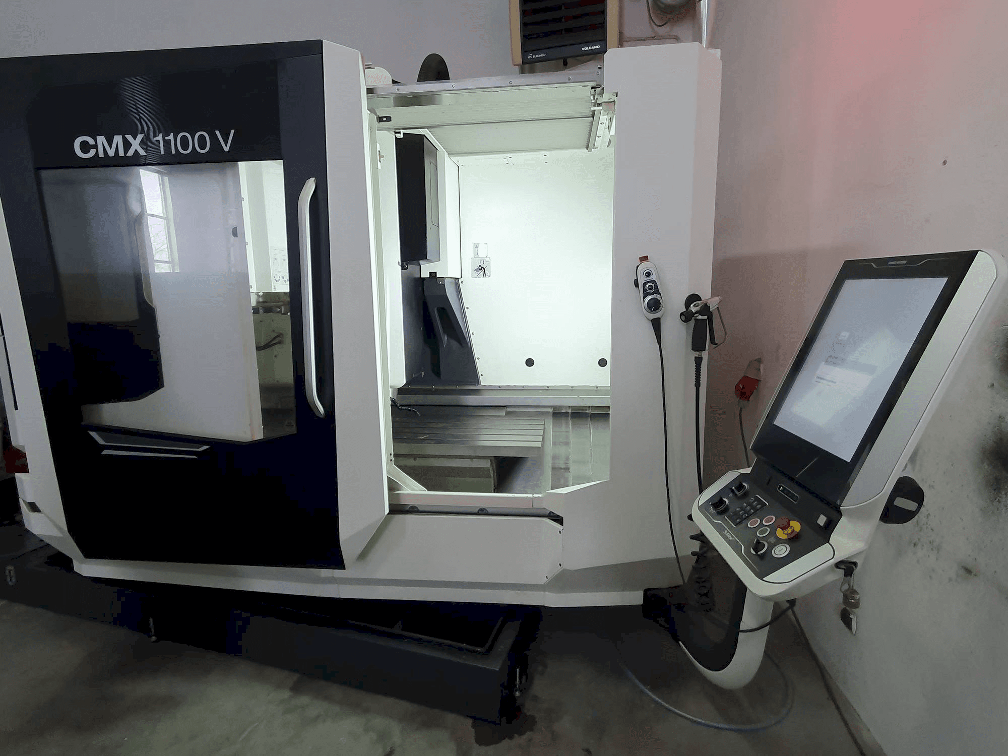 Vooraanzicht van DMG MORI CMX 1100 V machine