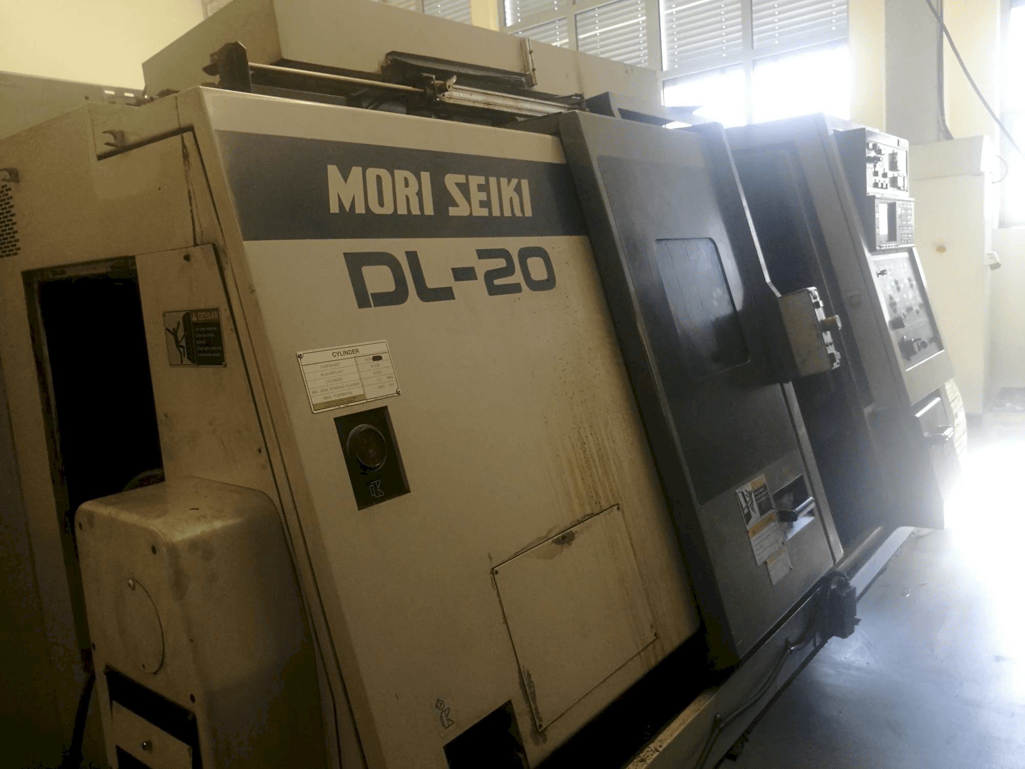 Linkerzijdeaanzicht van MORI SEIKI DL 20 MC machine