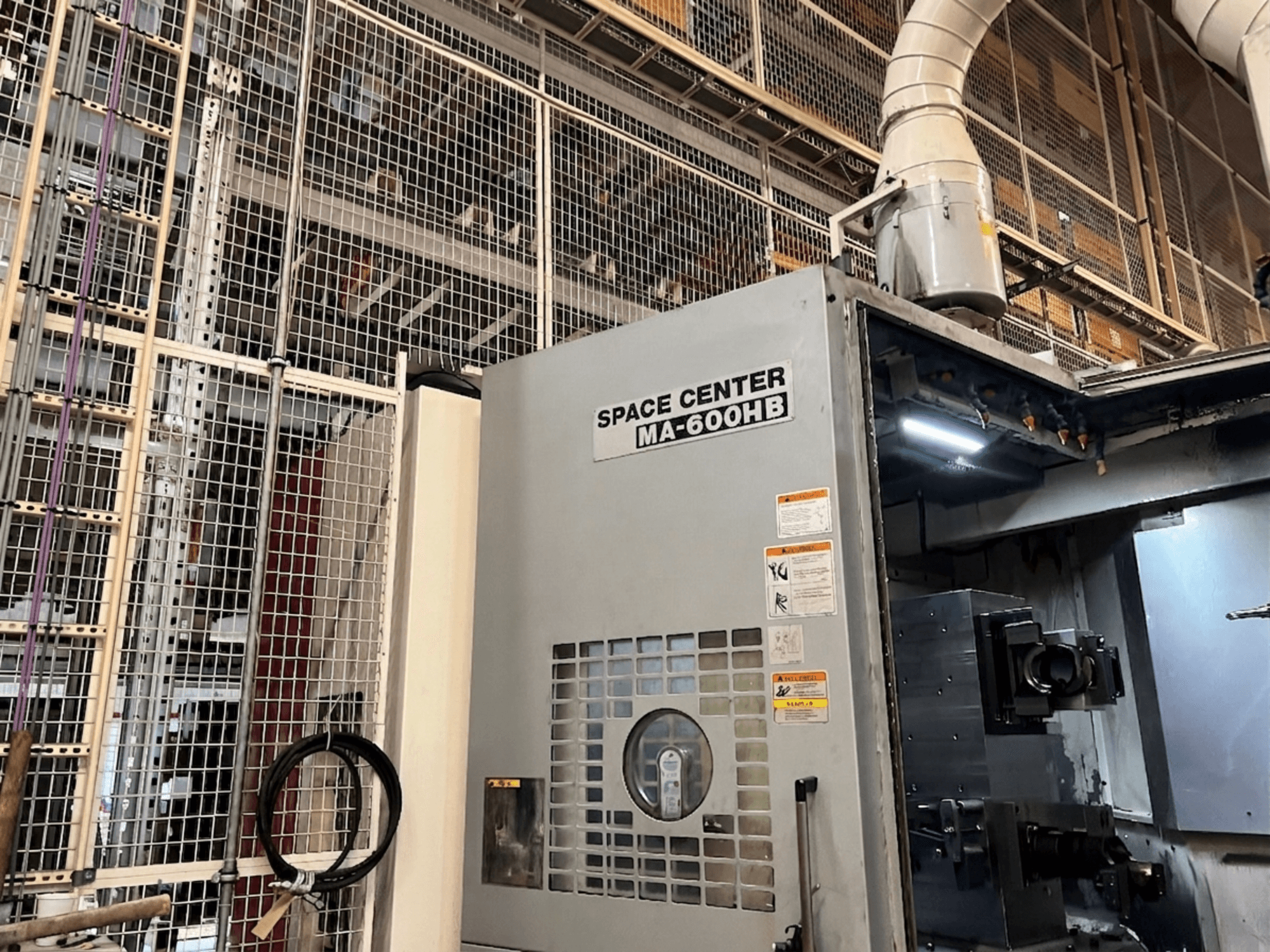 Okuma MA-600HB horizontaal bewerkingscentrum, vooraanzicht, met bedieningspaneel en koelvloeistofsproeiers zichtbaar.