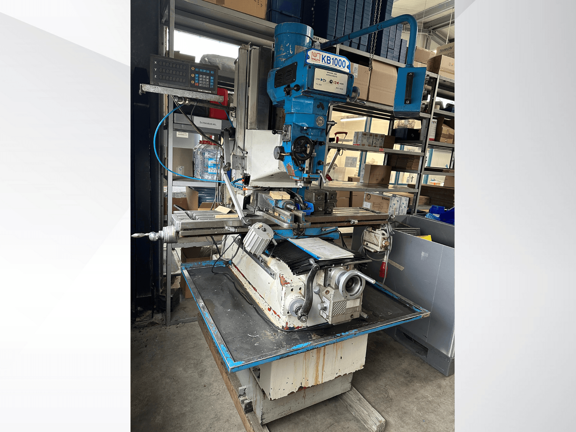 Verticale freesmachine KB1000 met digitaal display, zijaanzicht van de tafel, spindel en gereedschaphouder.