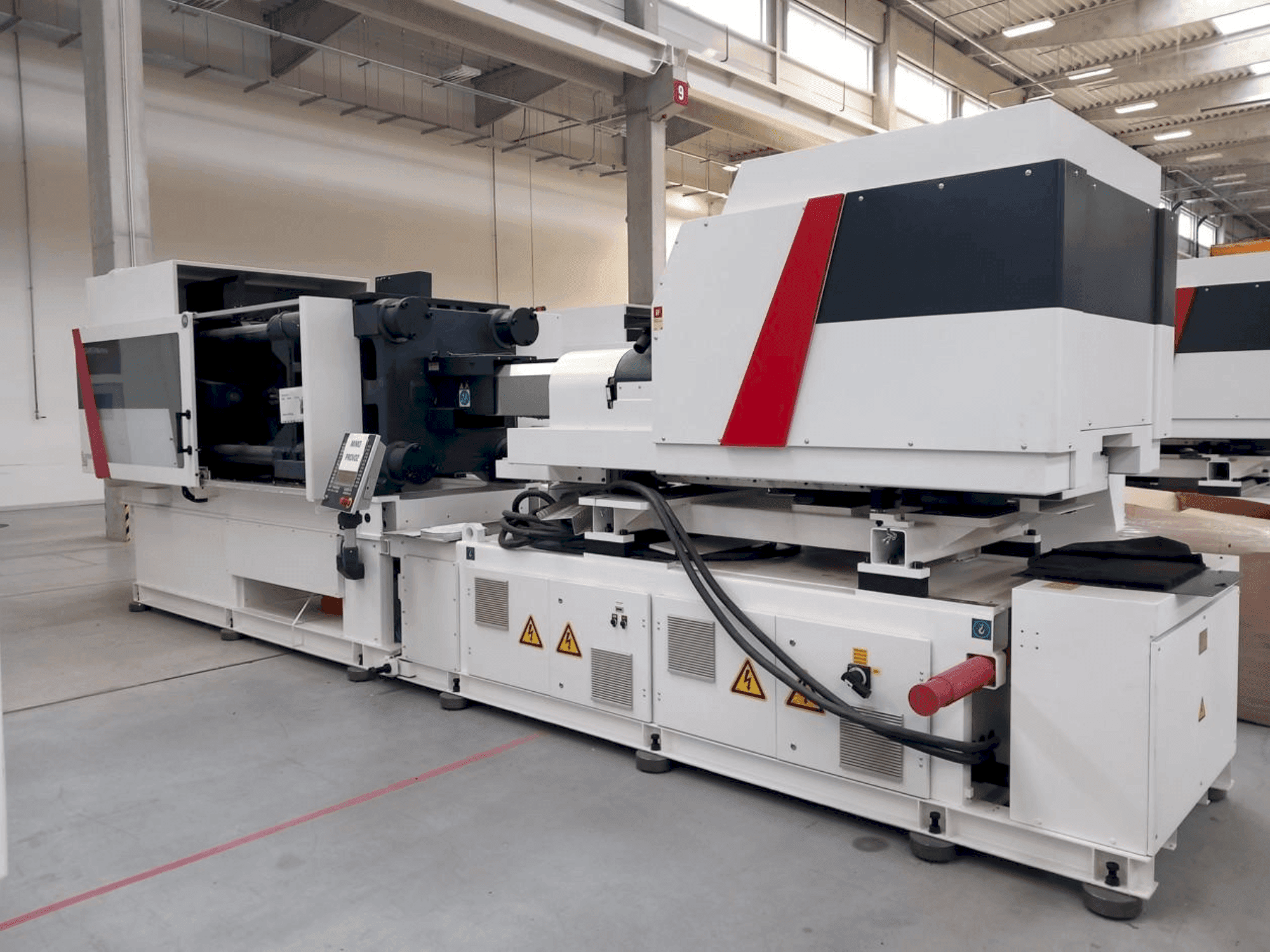 Vooraanzicht van Milacron Elektron Evo 350 machine