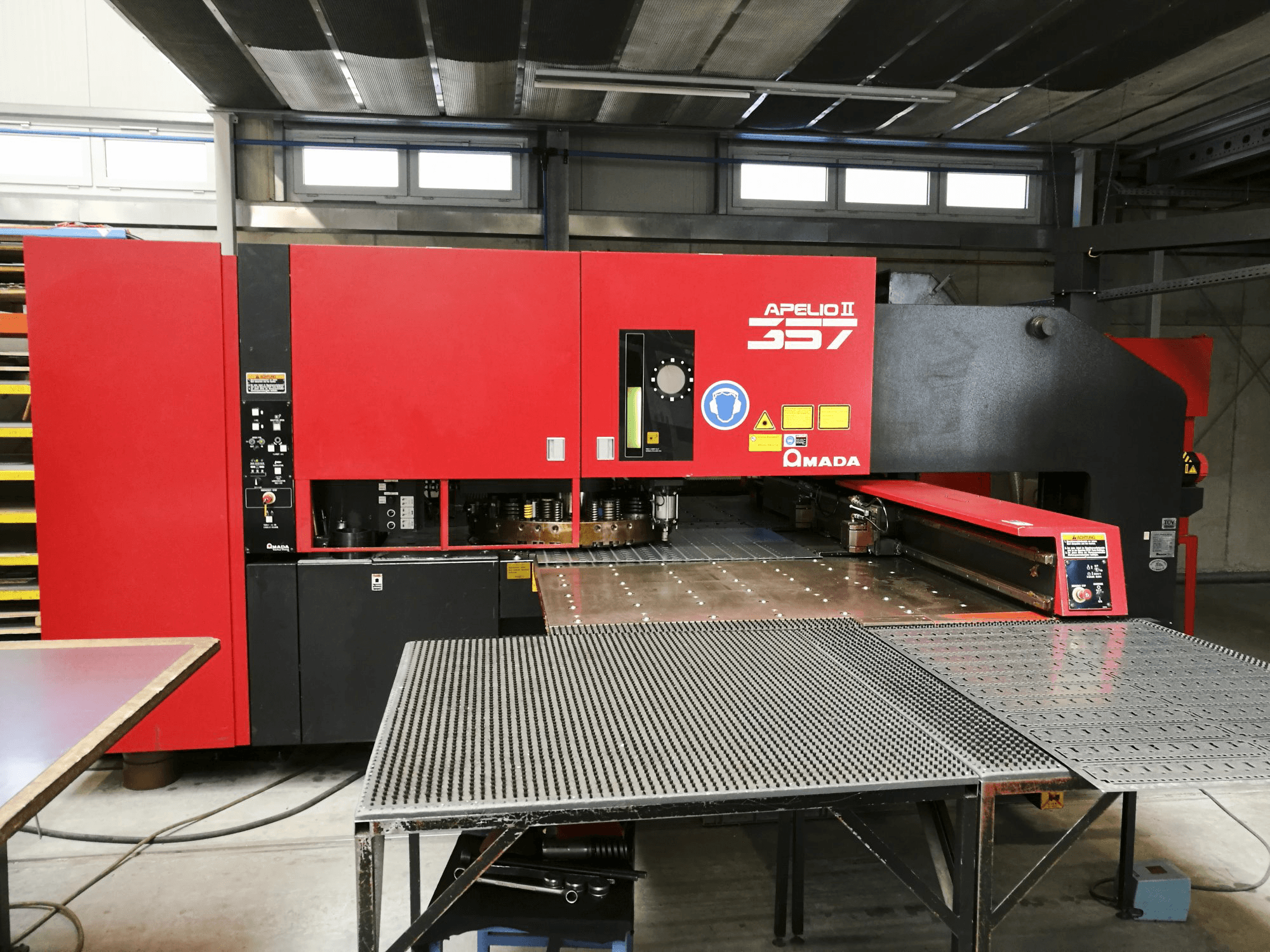 Vooraanzicht van AMADA APELIO II-357 machine