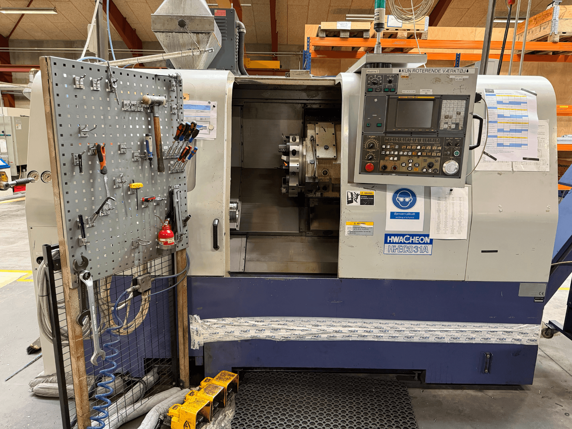 HWACHEON HiEco-31A horizontale draaimachine met bedieningspaneel, gereedschap aan de zijkant en goed zicht op de binnenkant van de machine.