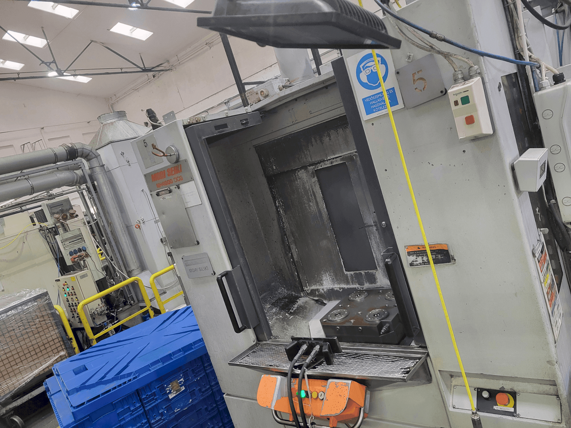 Vooraanzicht van MORI SEIKI NH 4000 machine
