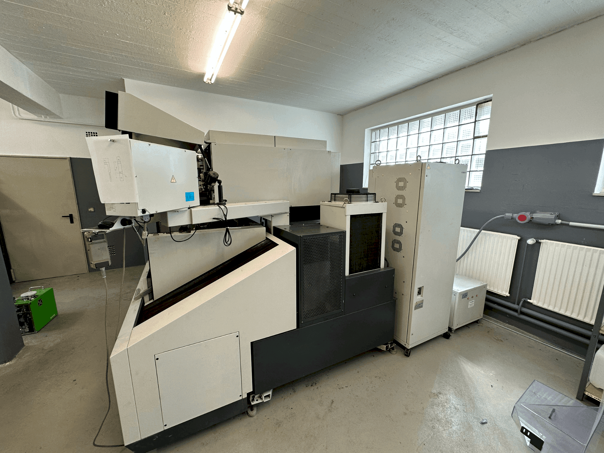 Vooraanzicht van Mitsubishi MV1200S machine