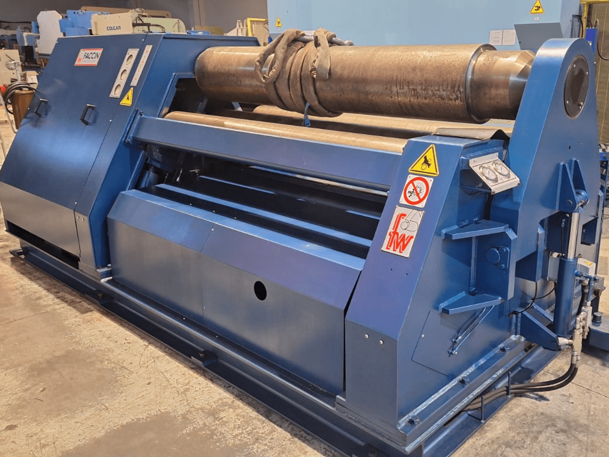 FACCIN 4HEL 2134 rolbuigmachine in blauw, vooraanzicht, met zicht op het bedieningspaneel en de cilinder van gewalst metaal bovenop.