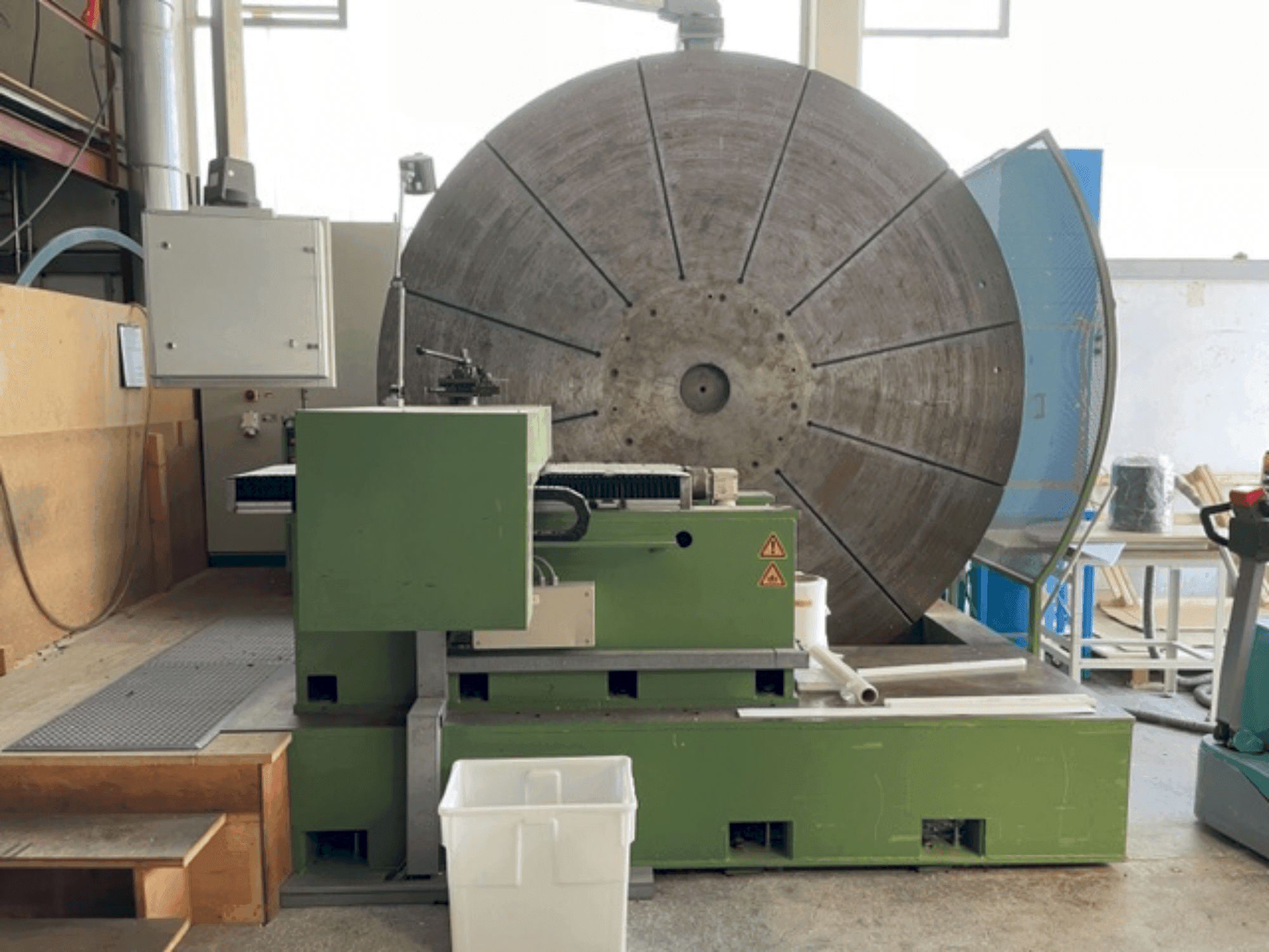 Vooraanzicht van IRLE Facing Lathe machine
