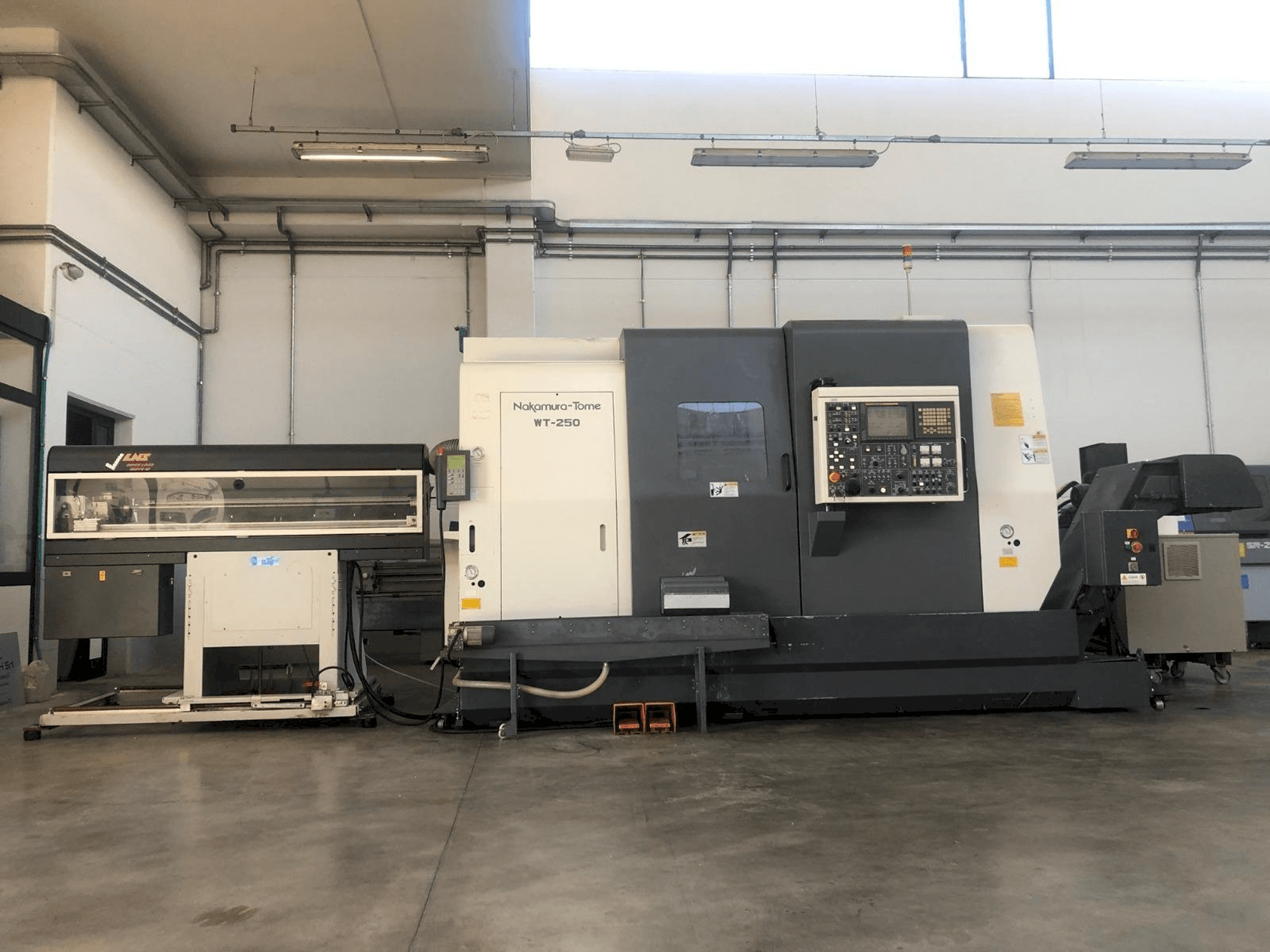 Vooraanzicht van NAKAMURA-TOME WT-250 MMY machine