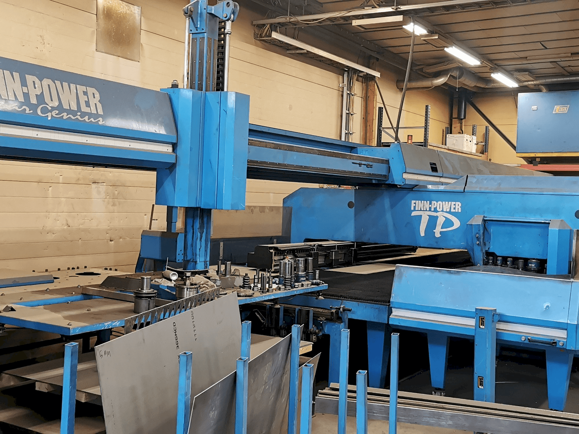 Vooraanzicht van Finn-Power LD3000/2W machine