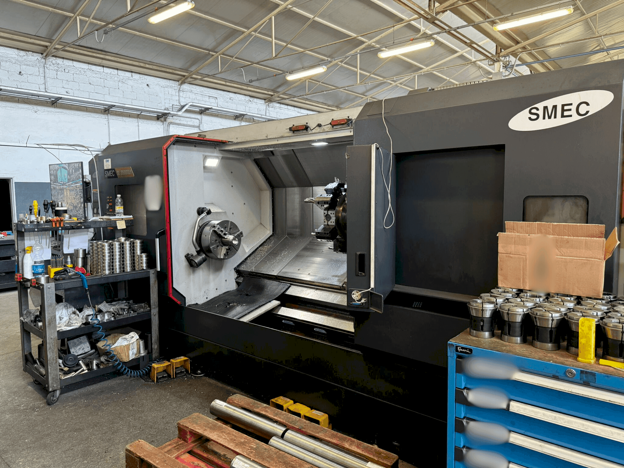 Vooraanzicht van SMEC SL 3500XLY machine