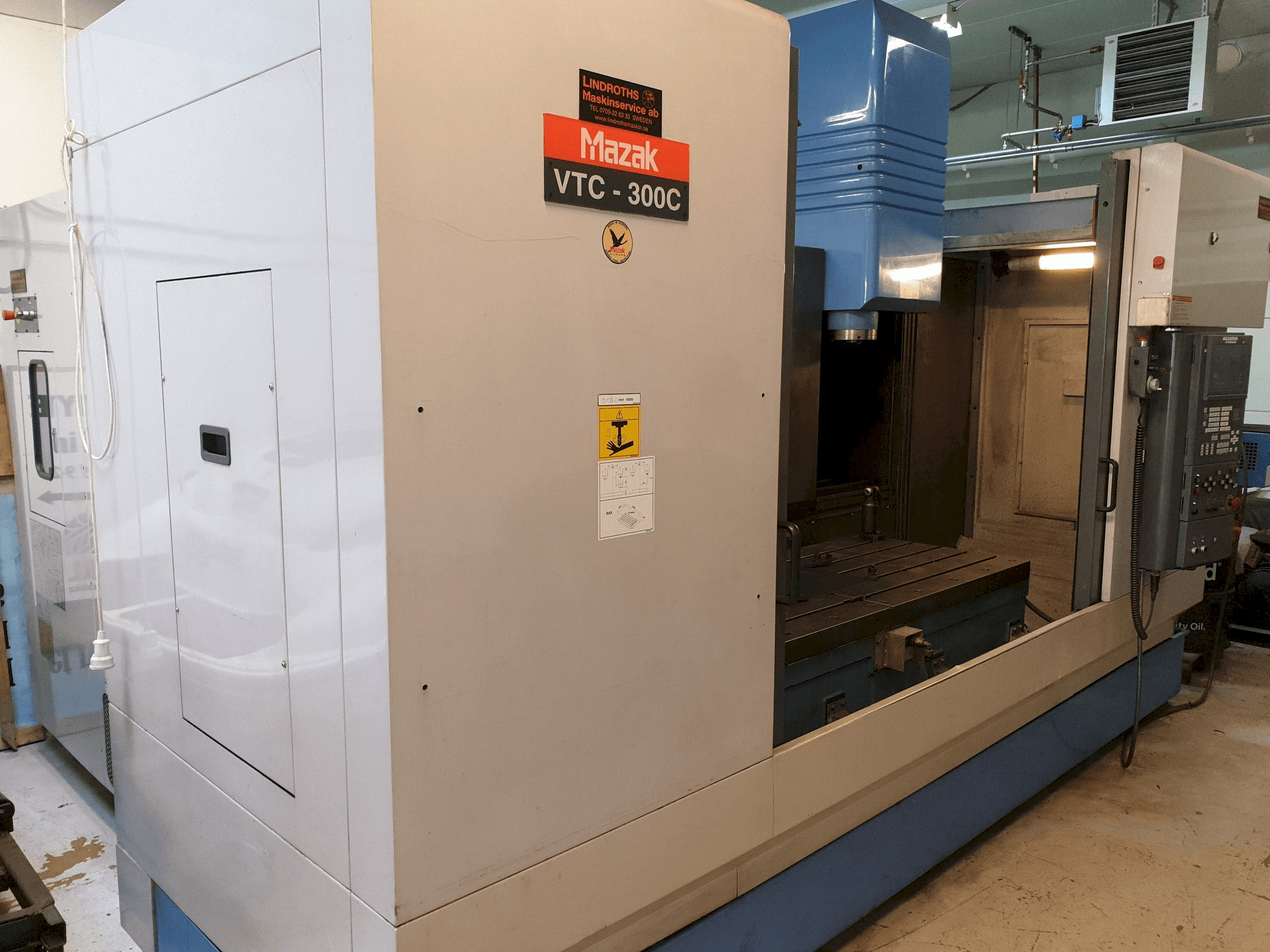 Linkerzijdeaanzicht van Mazak VTC-300C machine