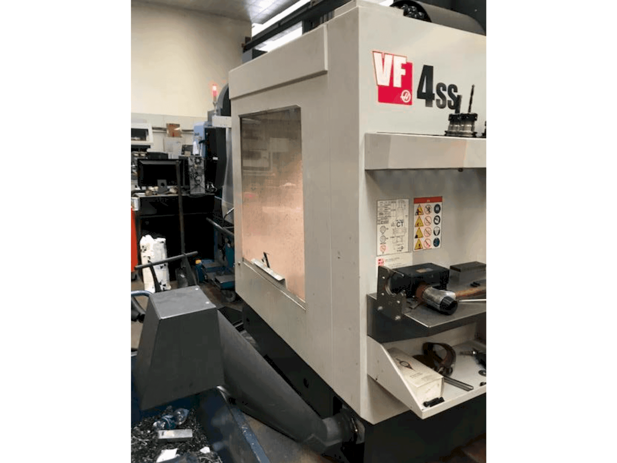 Linkerzijdeaanzicht van HAAS VF 4 SS machine