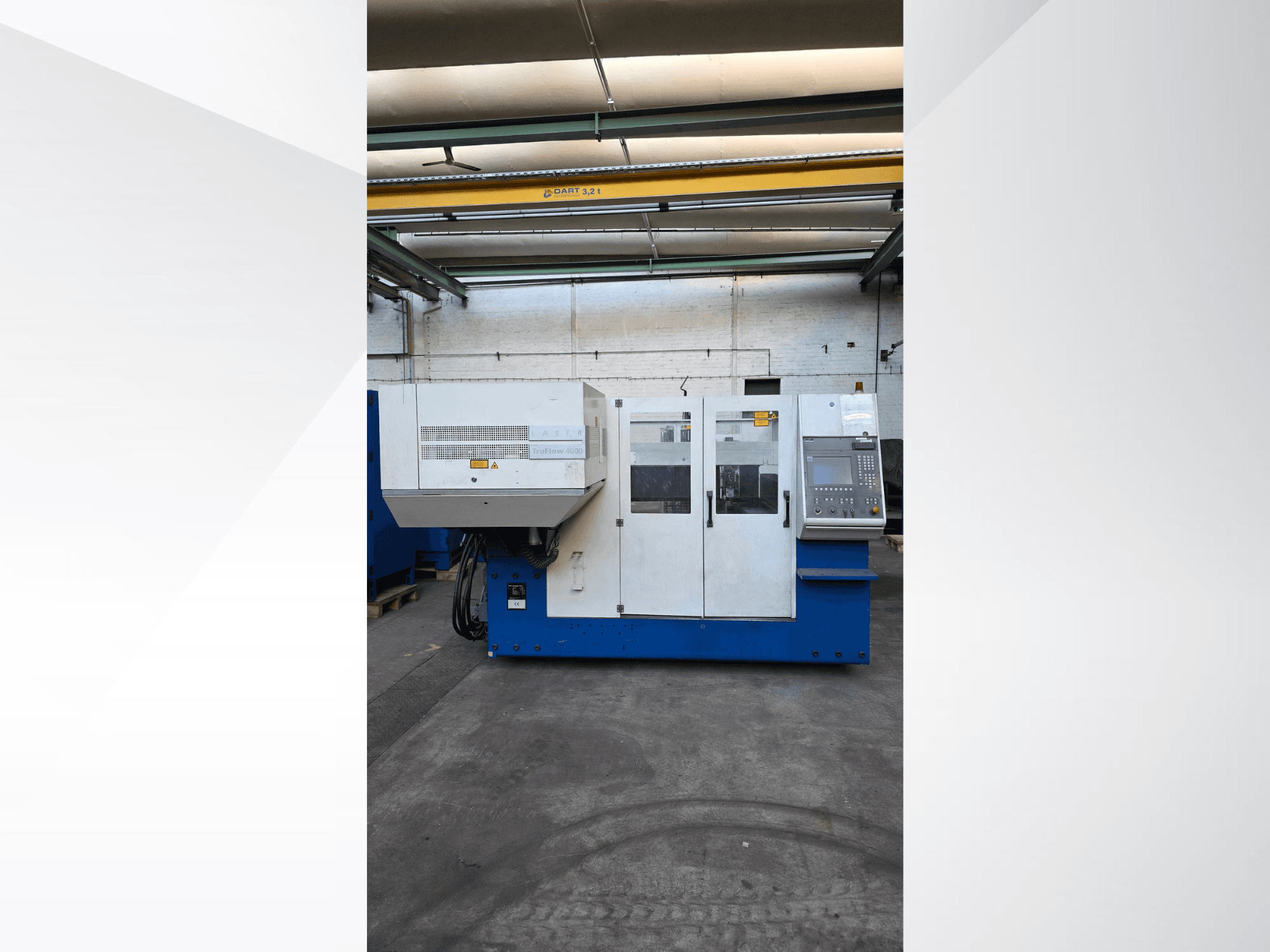 TRUMPF TruLaser 3030 CO2 lasersnijmachine, vooraanzicht, met bedieningspaneel en veiligheidswaarschuwingen aan de buitenkant.