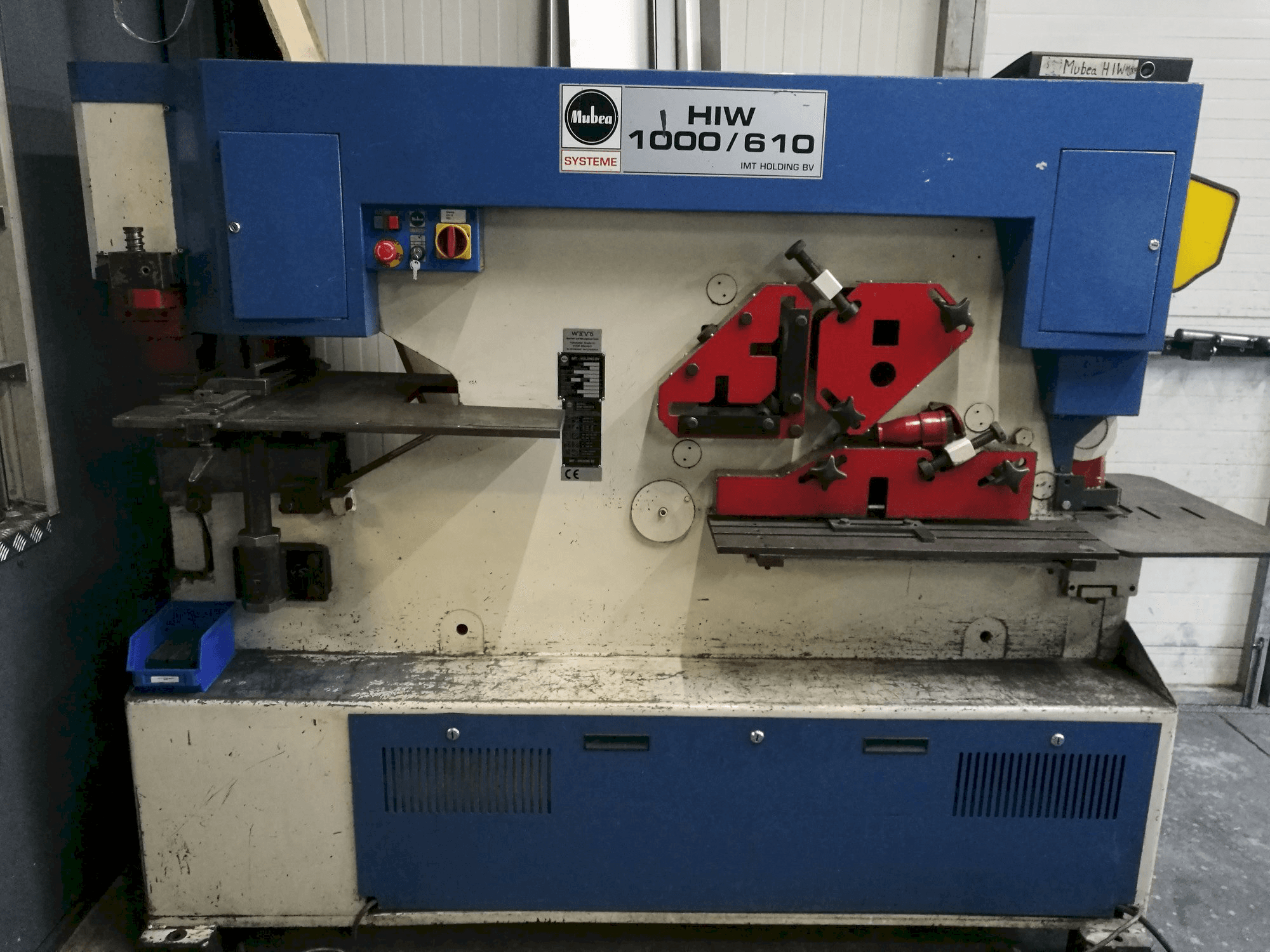 Vooraanzicht van Mubea HIW 1000/610 machine