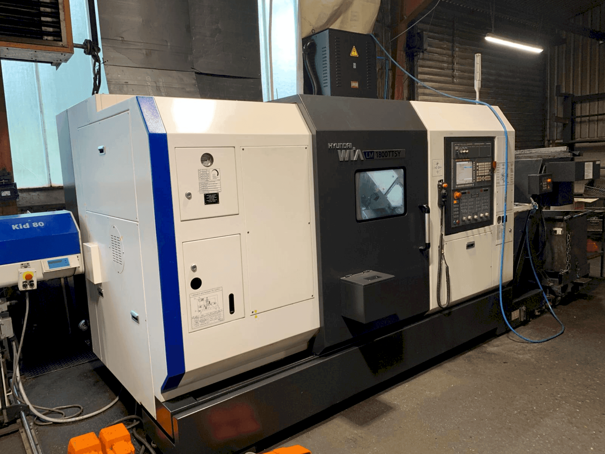 Vooraanzicht van Hyundai Wia LM 1800TTSY machine