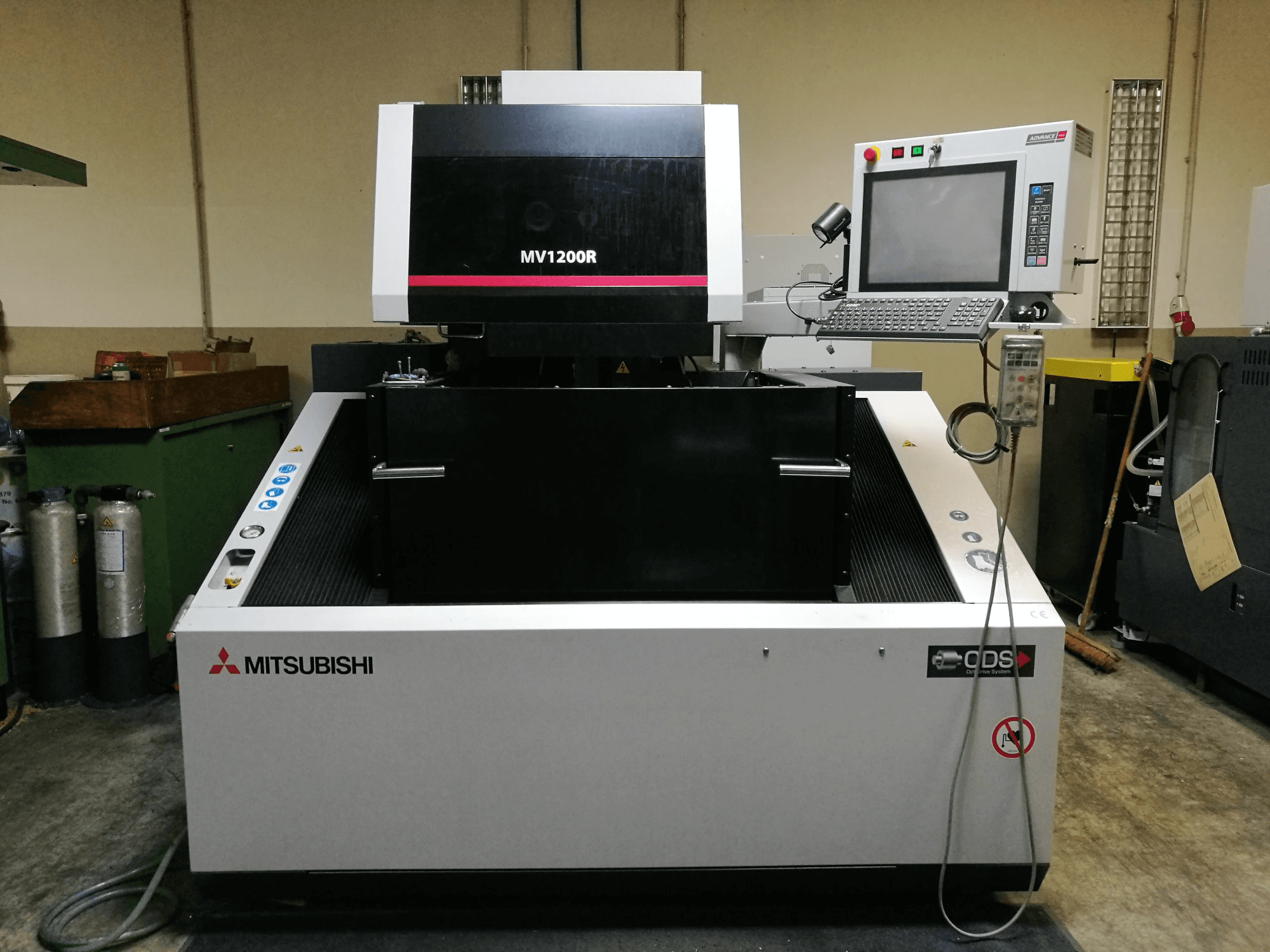 Vooraanzicht van Mitsubishi Electric MV1200R machine