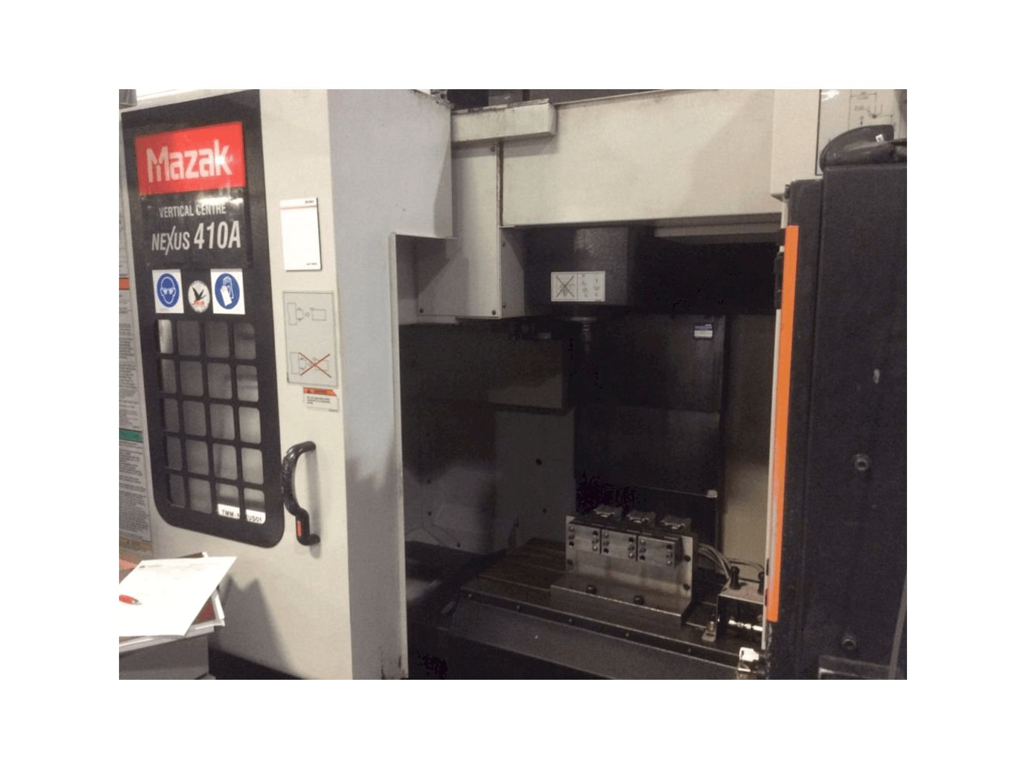 Vooraanzicht van Mazak Nexus VCN 410A machine