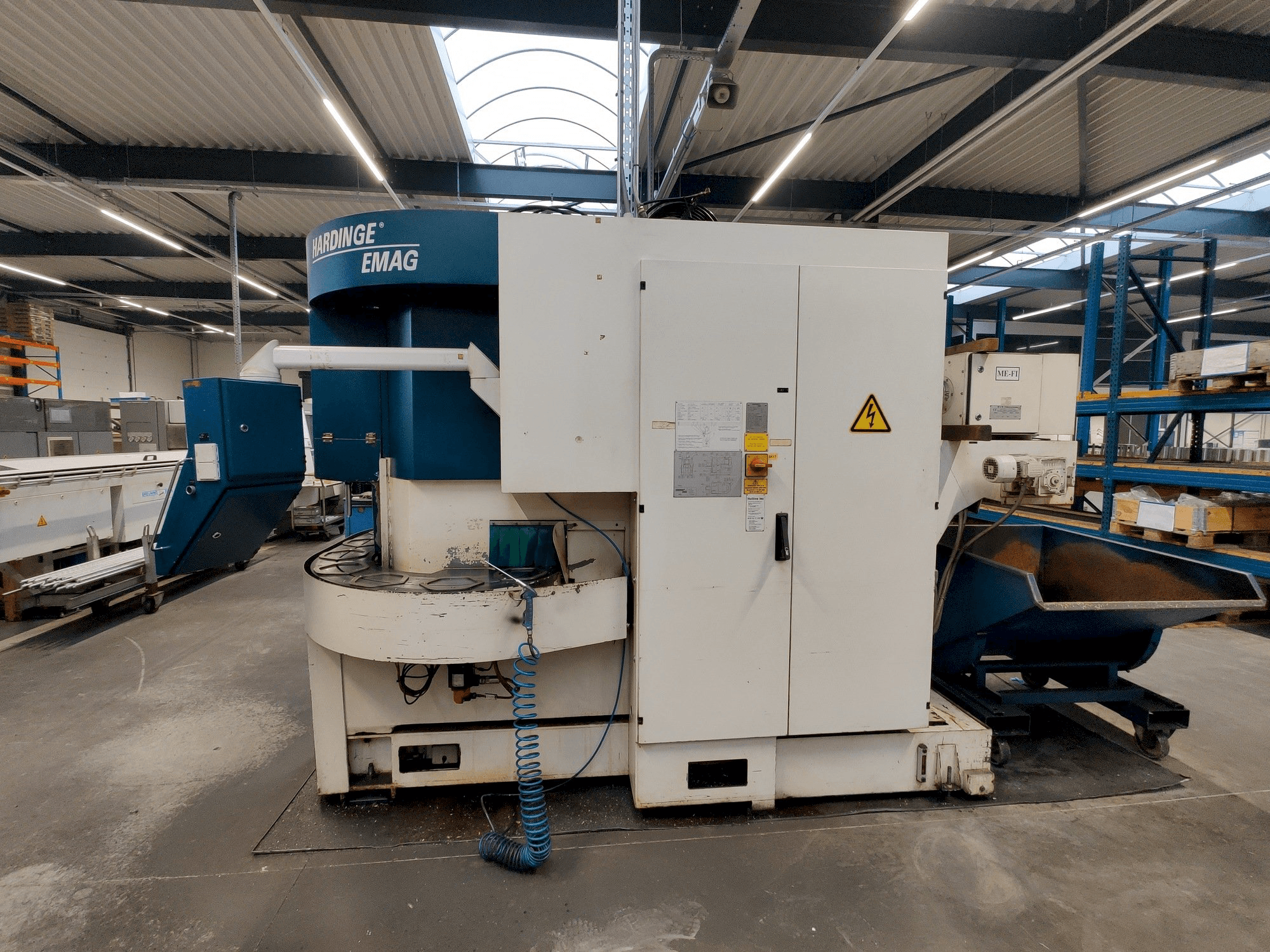 Vooraanzicht van Hardinge Emag VL 5 machine
