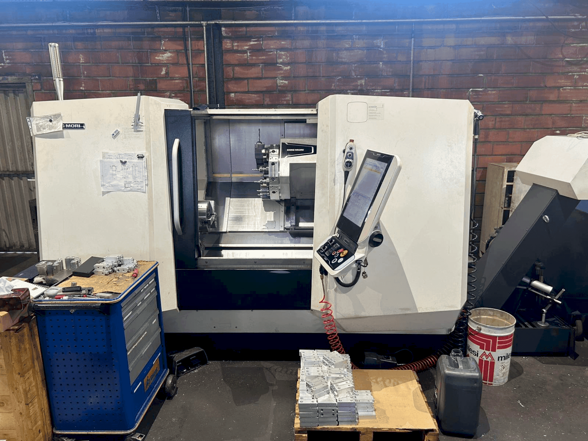 Rechts zijaanzicht van DMG MORI CLX 450 V4 machine