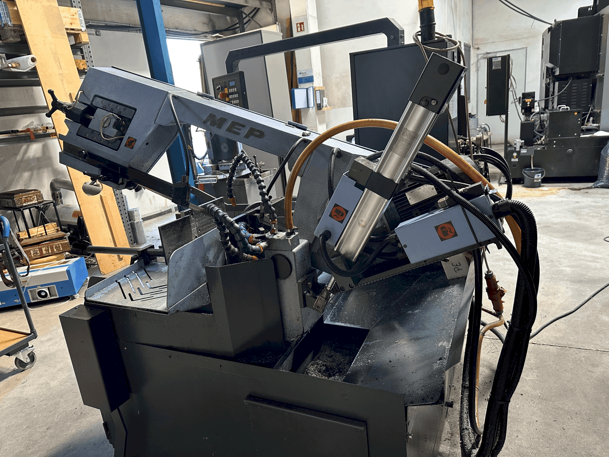 Vooraanzicht van MEP SHARK 330 NC eco machine