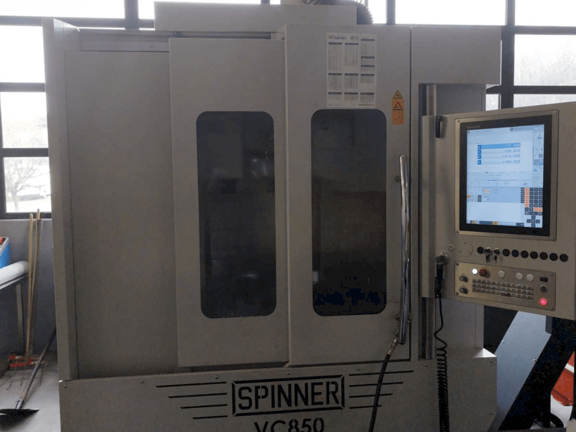 Vooraanzicht van SPINNER VC 850 machine