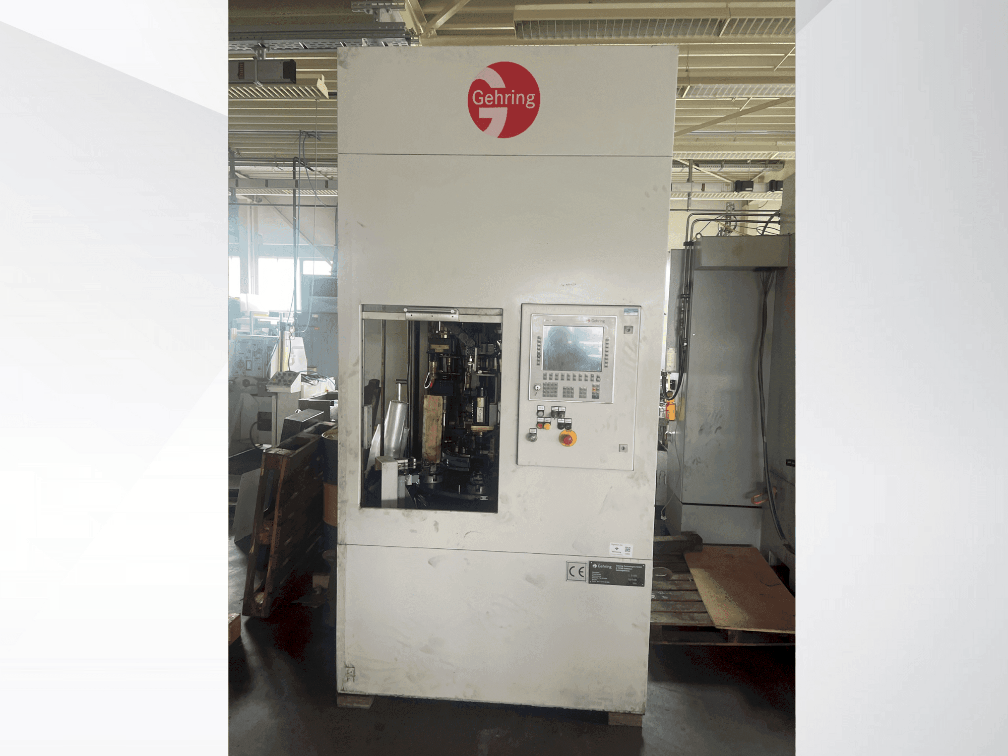 Vooraanzicht van GEHRING L2-630 machine