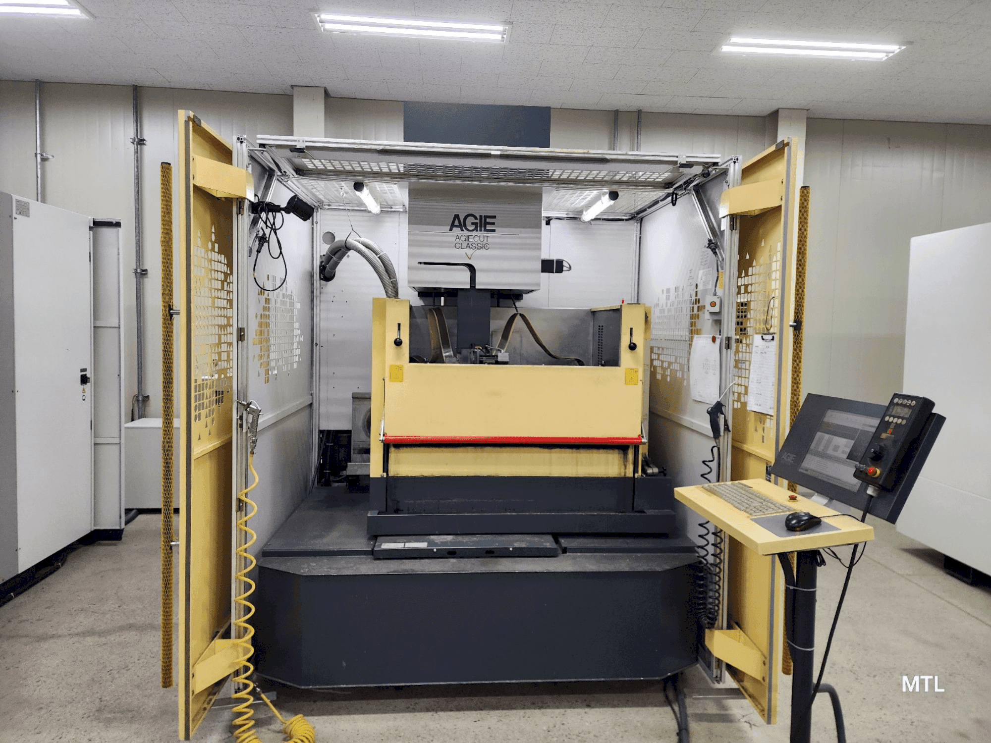 Vooraanzicht van AgieCharmilles Agiecut Classic V3 machine