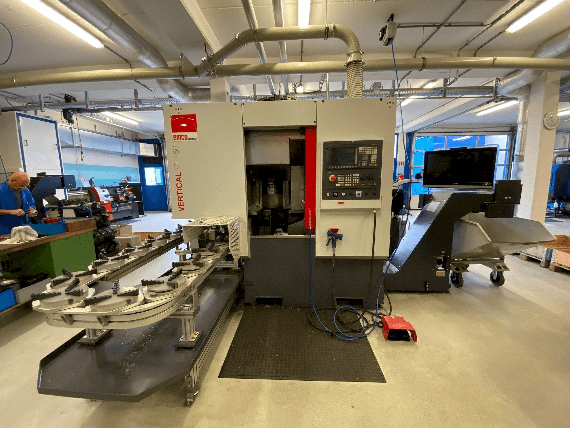 Vooraanzicht van EMCO VT250 machine