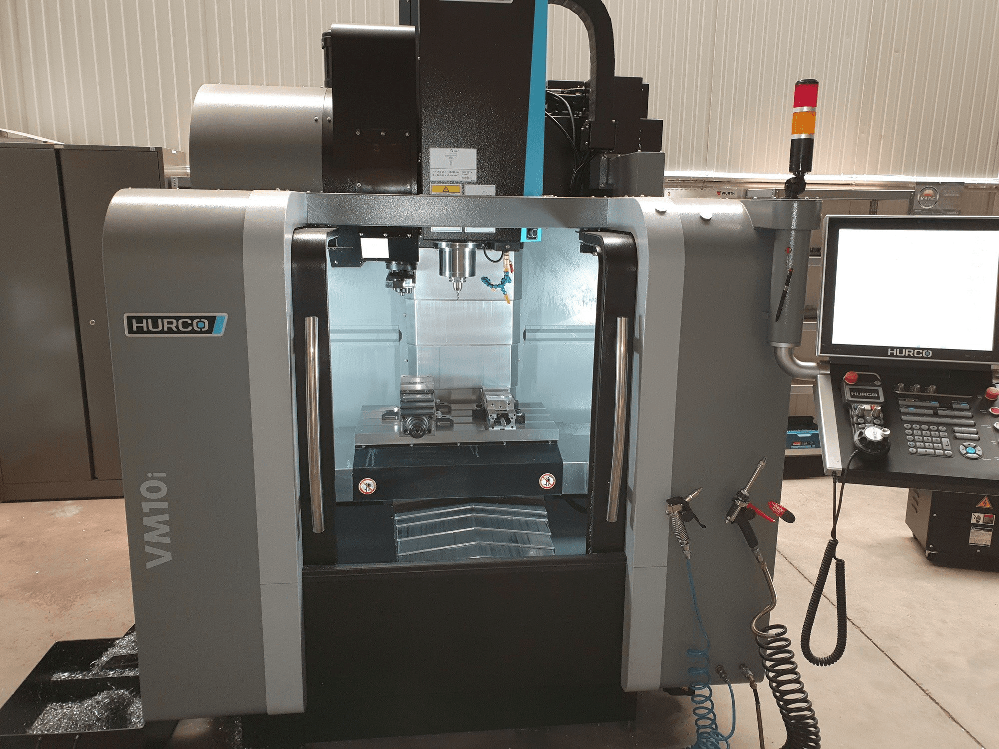 Vooraanzicht van Hurco VM10i machine