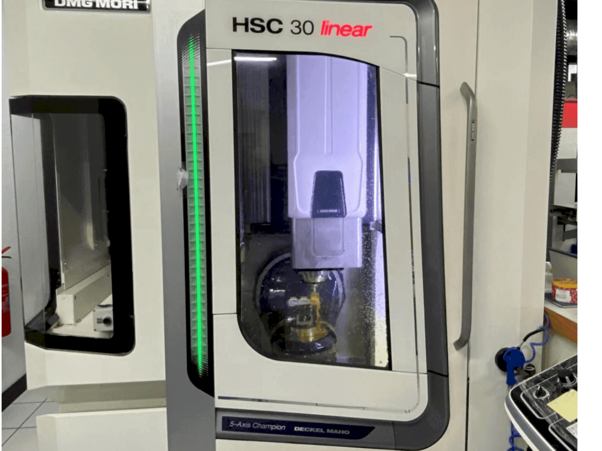 Vooraanzicht van DMG MORI HSC 30 linear machine