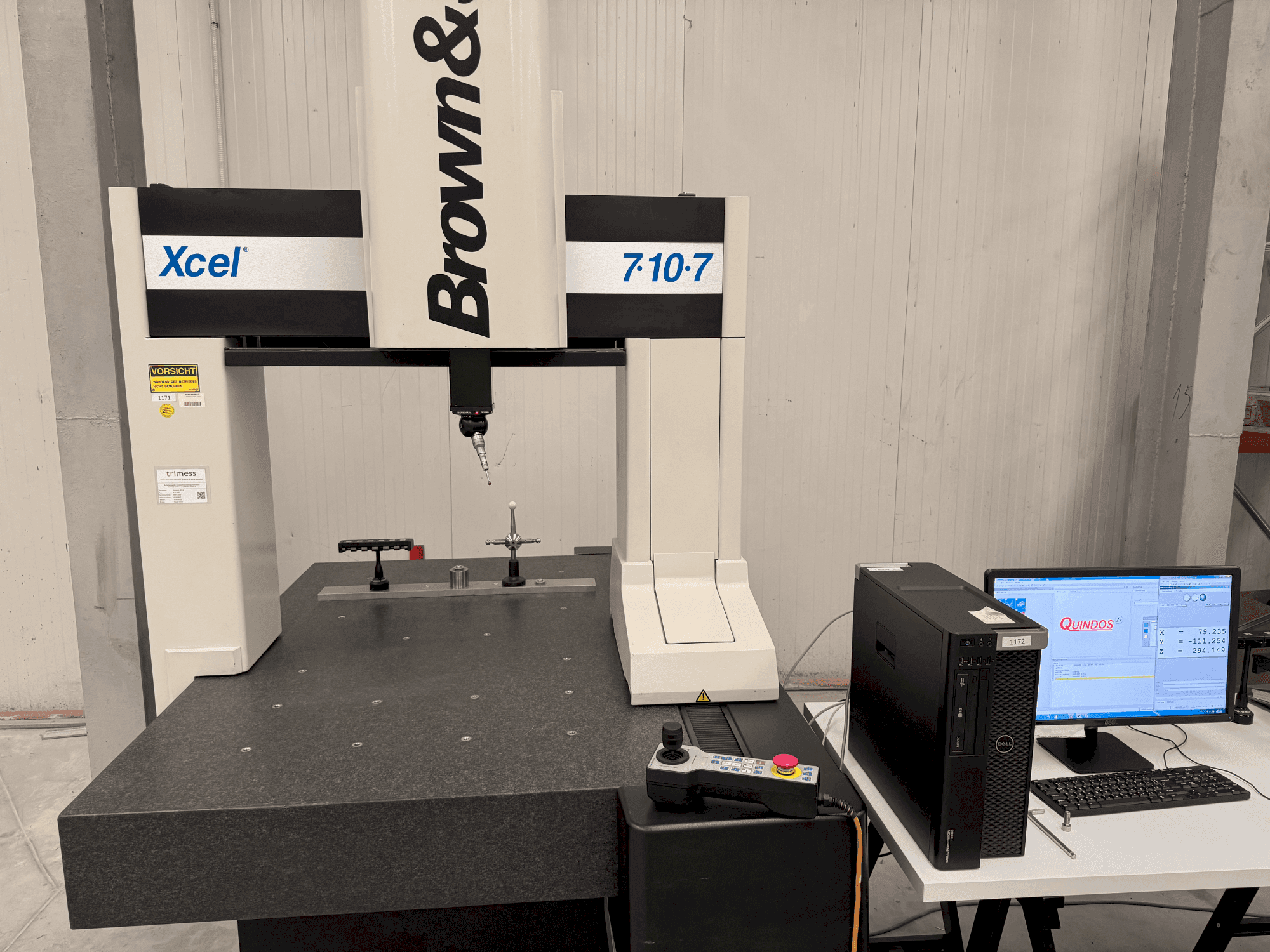 Vooraanzicht van BROWN & SHARPE XCEL 7107 machine