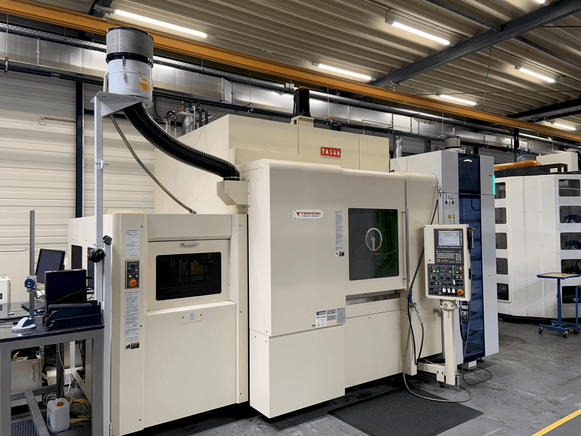 Vooraanzicht van YASDA YBM Vi40 machine