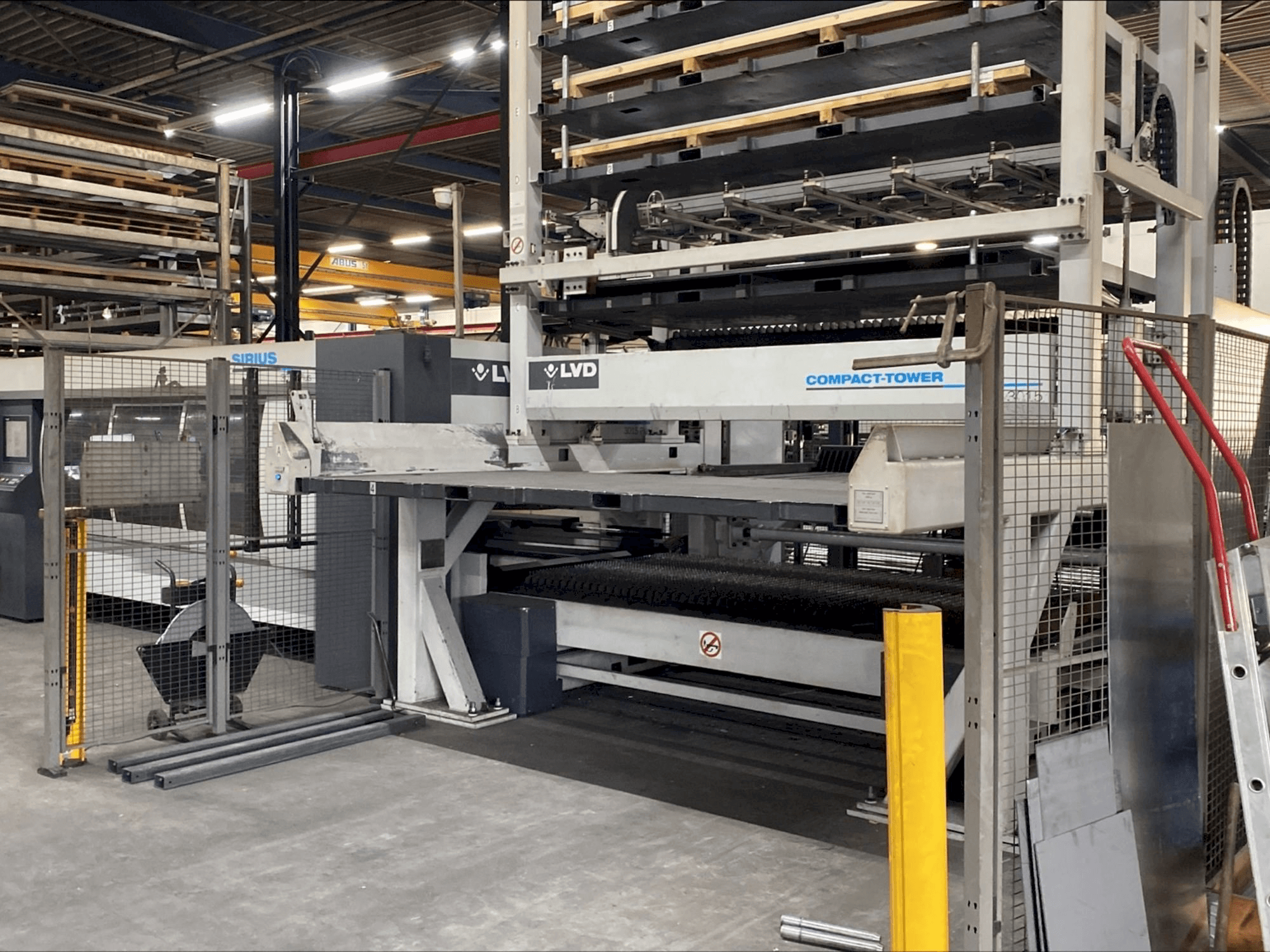 Vooraanzicht van LVD SIRIUS 3015 PLUS + Compact Tower 6 positions machine