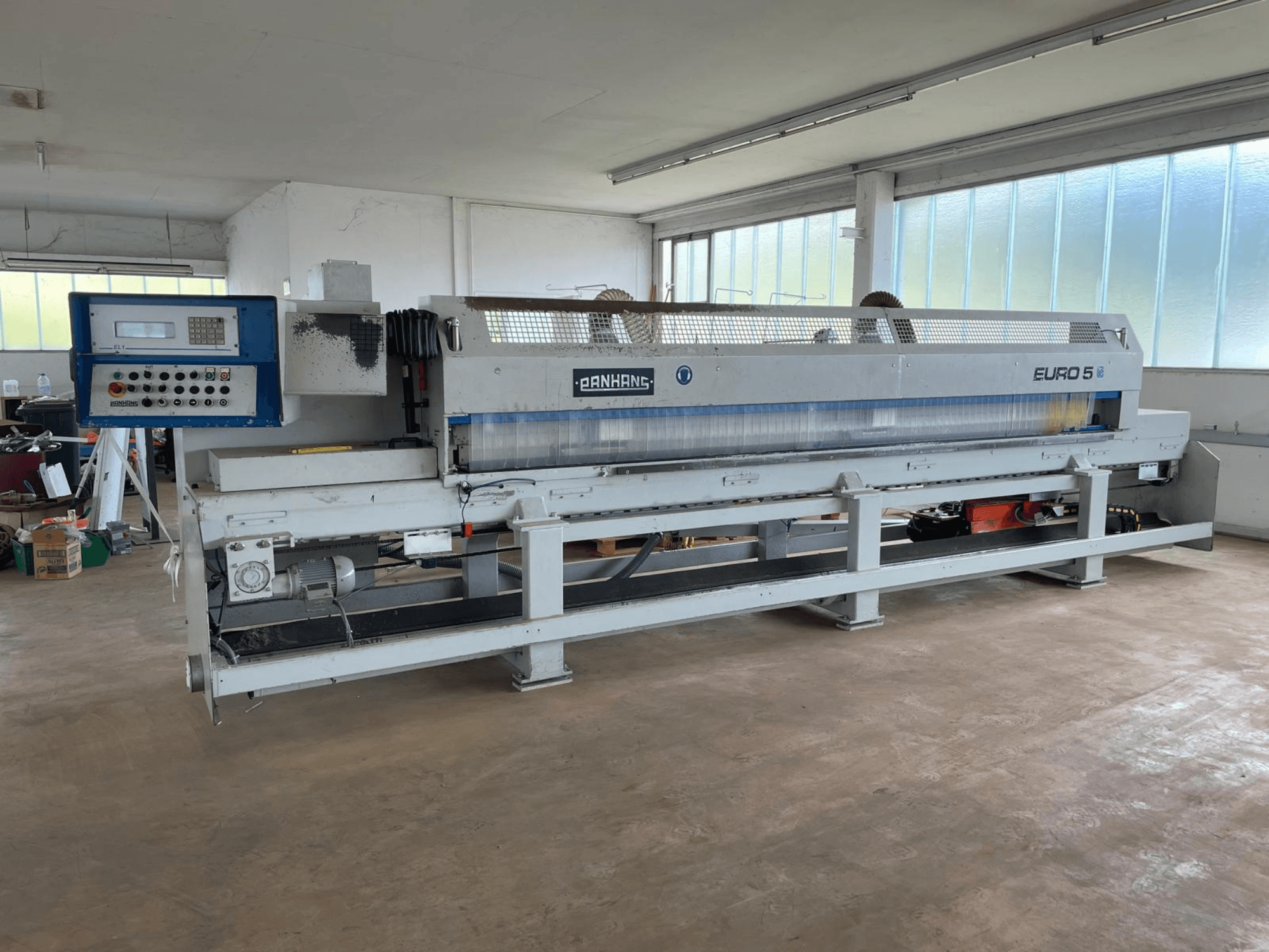 PANHANS 693 EURO 5-paneelzaag vanuit zijaanzicht, met het bedieningspaneel, het zaagblad en het stevige onderstel in een werkplaatsomgeving.