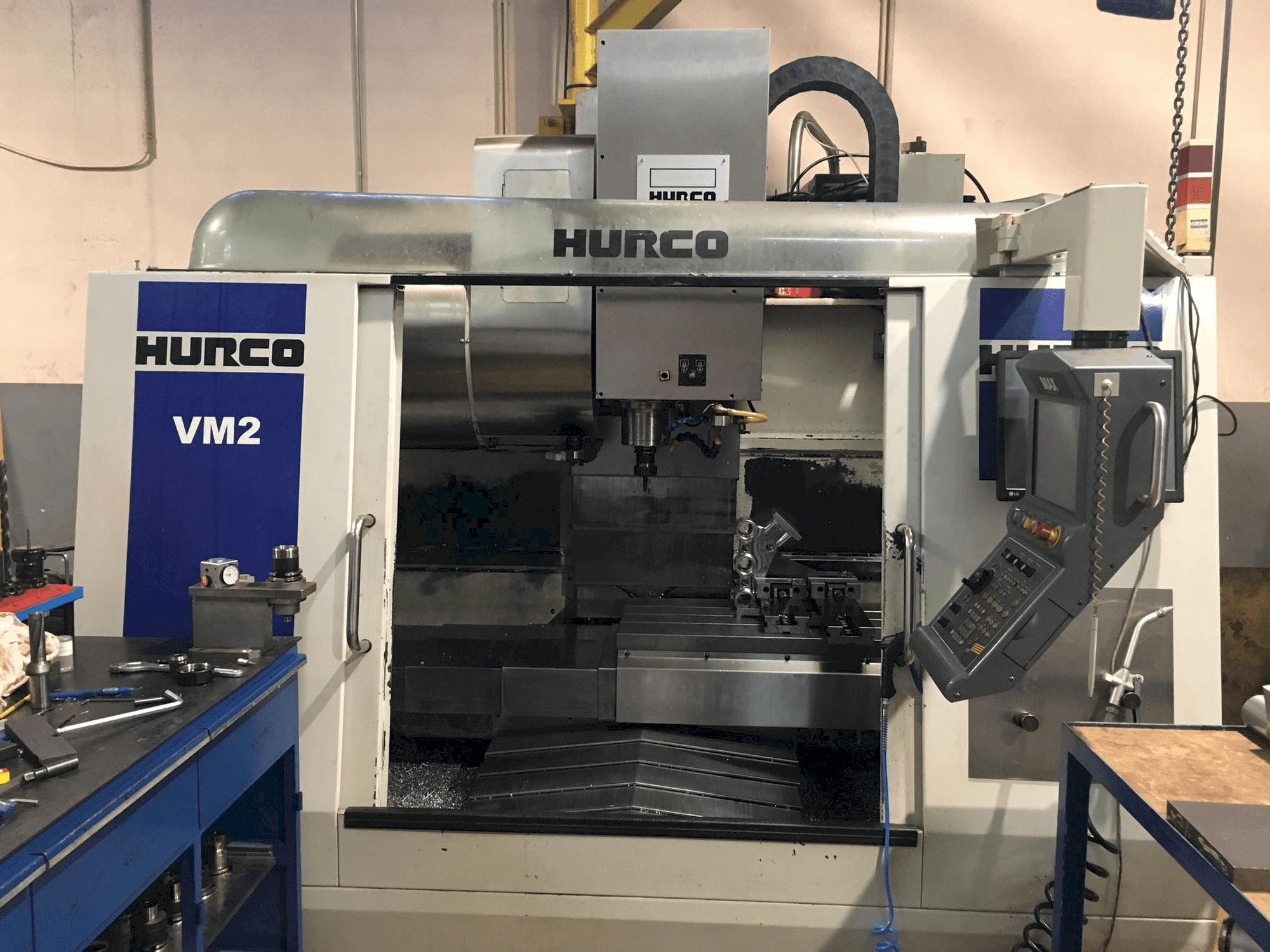 Vooraanzicht van Hurco VM2 machine
