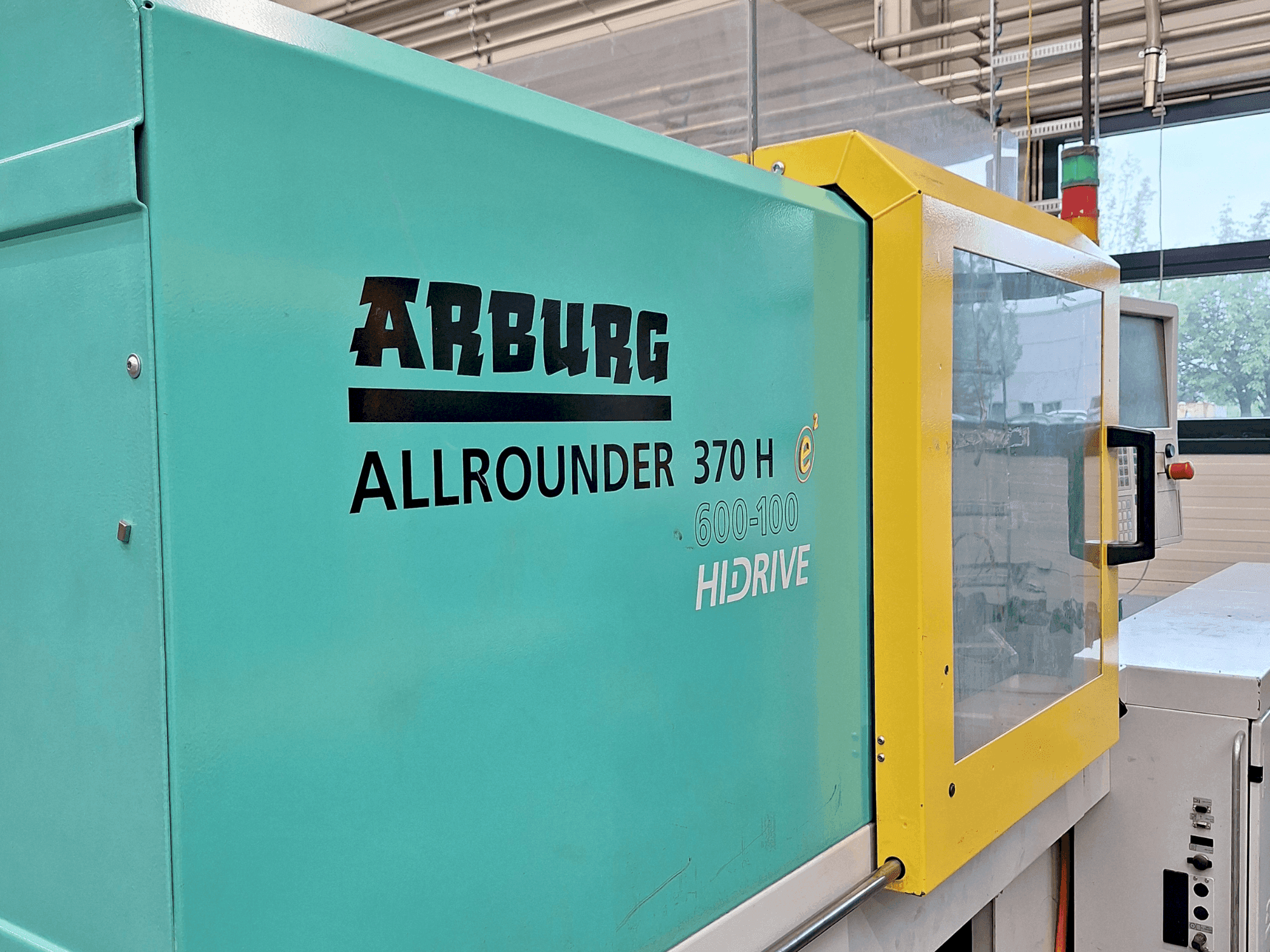Vooraanzicht van Arburg Allrounder 370 H 600-100 machine