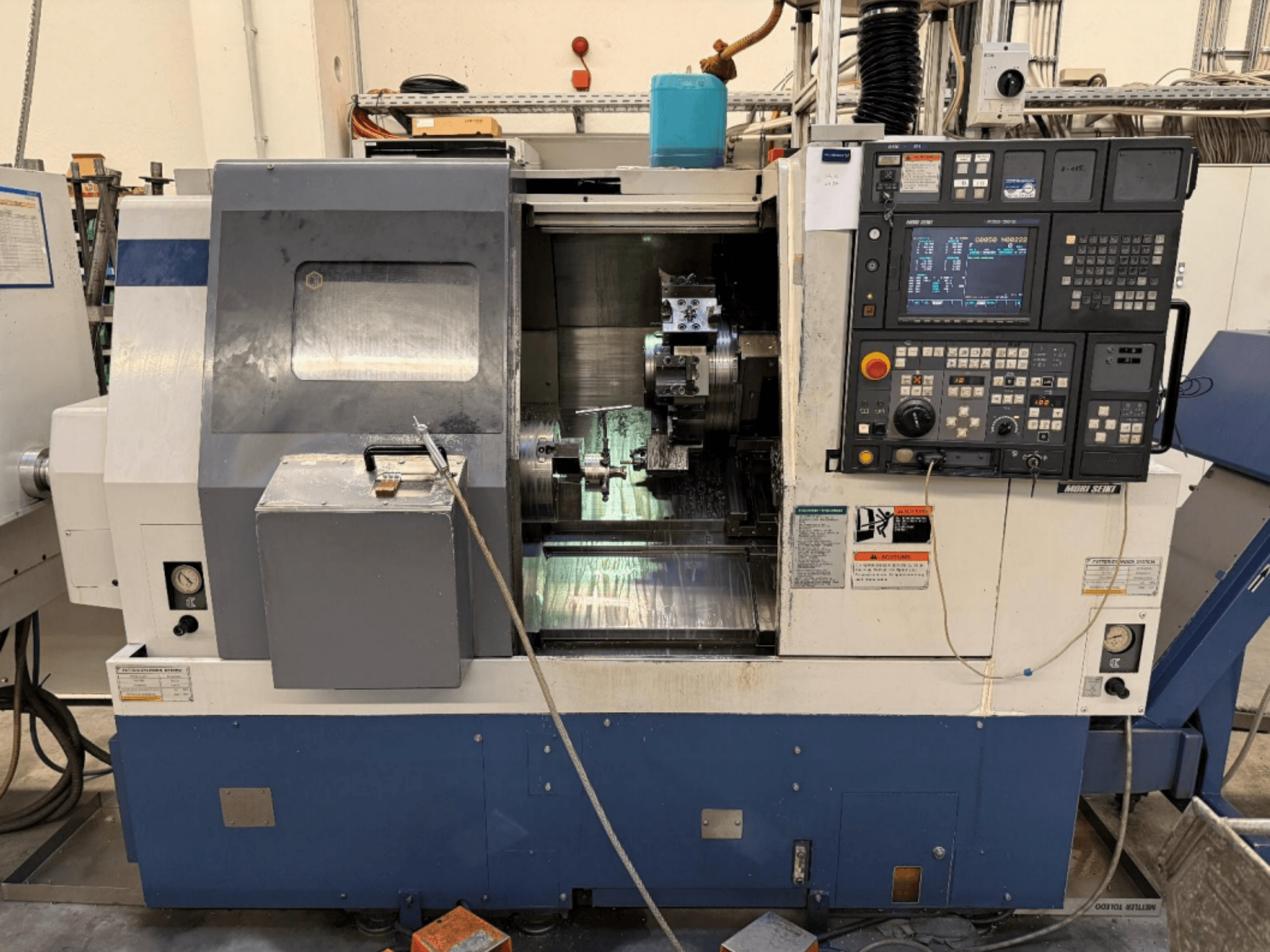 MORI SEIKI SL-250ASMC draai-freescentrum, vooraanzicht met bedieningspaneel en werkstukhouder in werking.