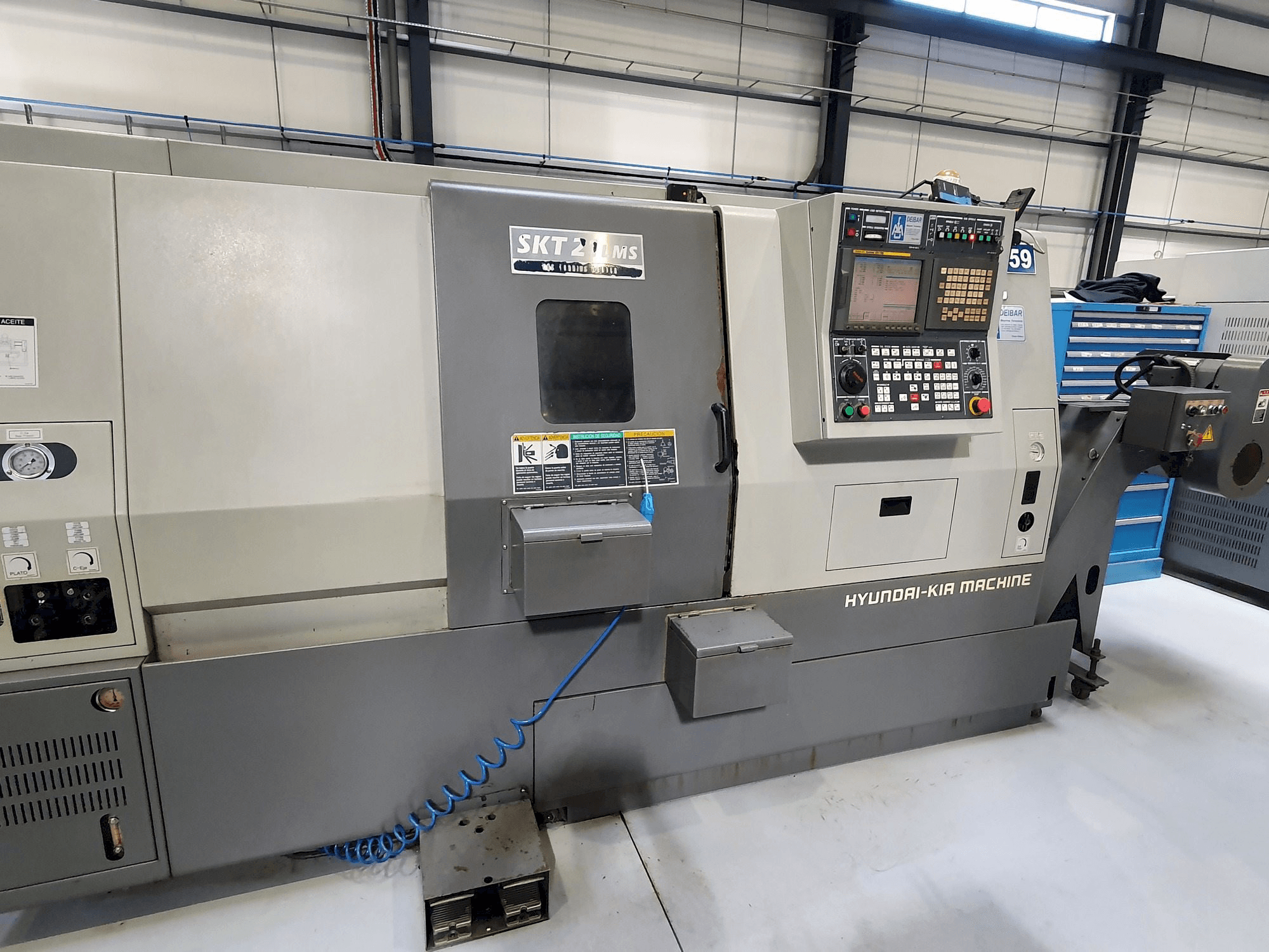 Vooraanzicht van Hyundai SKT21LMS machine