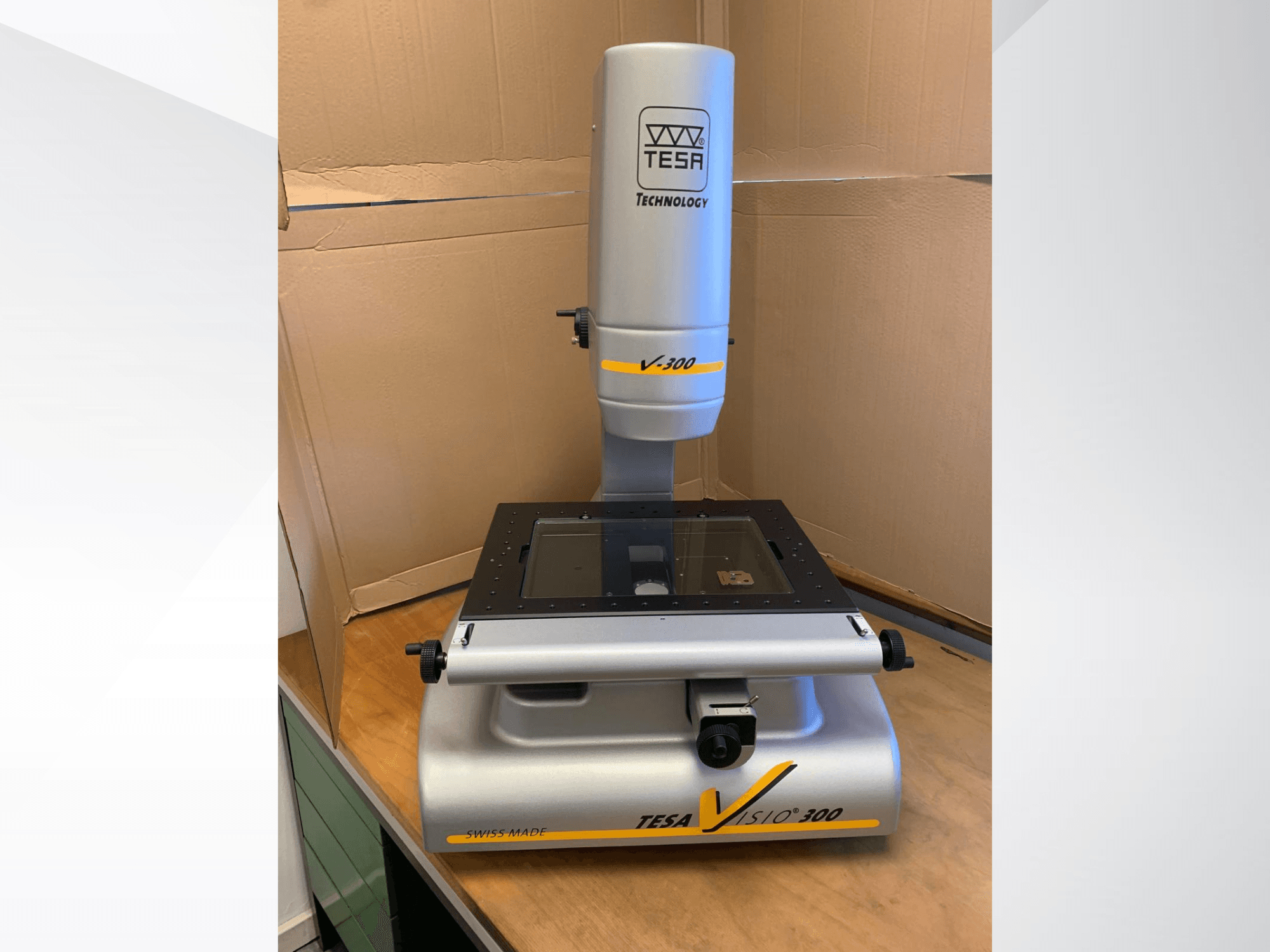 TESA Visio 300 optische meetmachine, vooraanzicht, heeft een duidelijk meetoppervlak en verstelbare onderdelen. Zwitserse makelij.