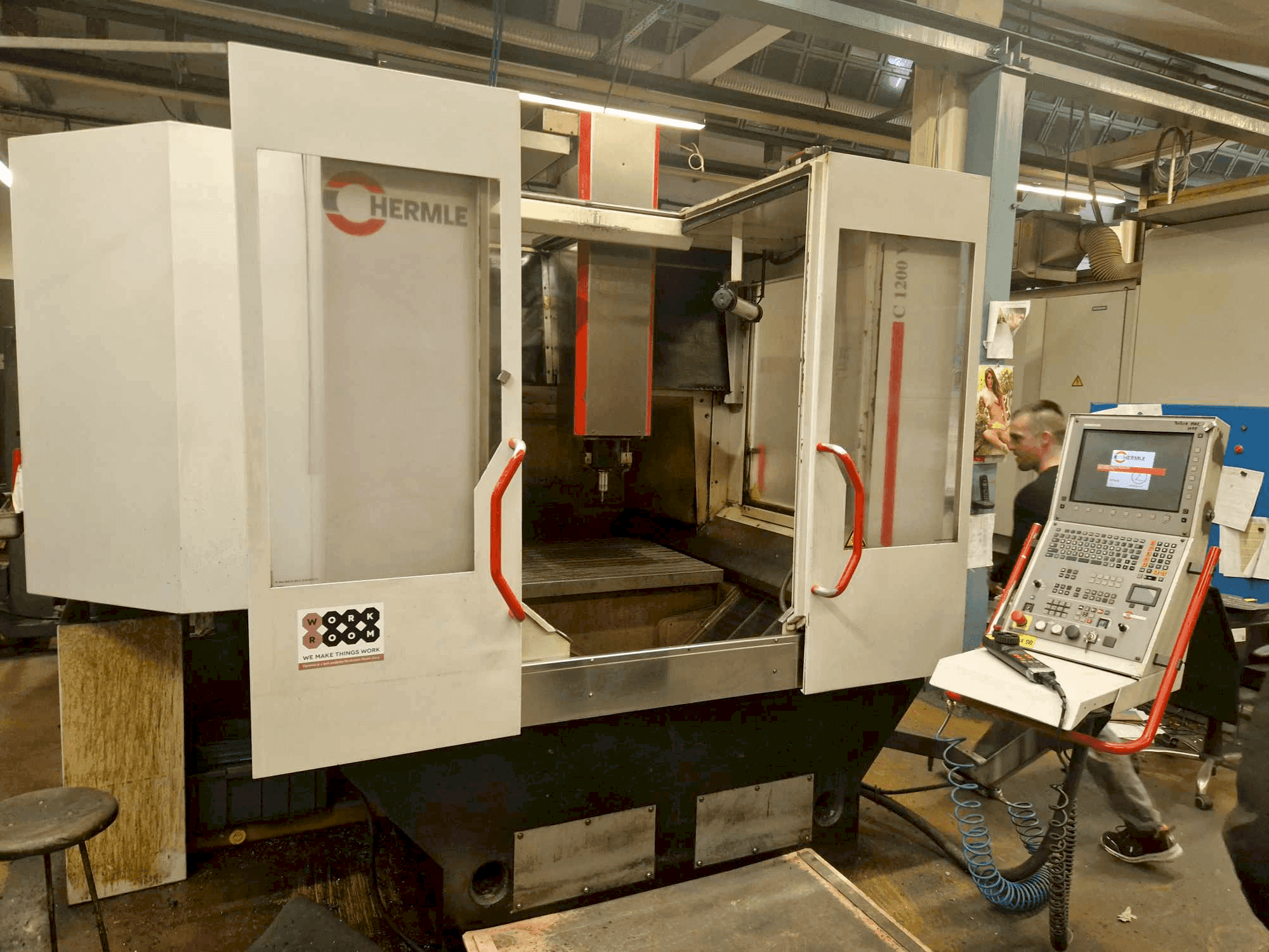 Vooraanzicht van HERMLE C 1200 V machine