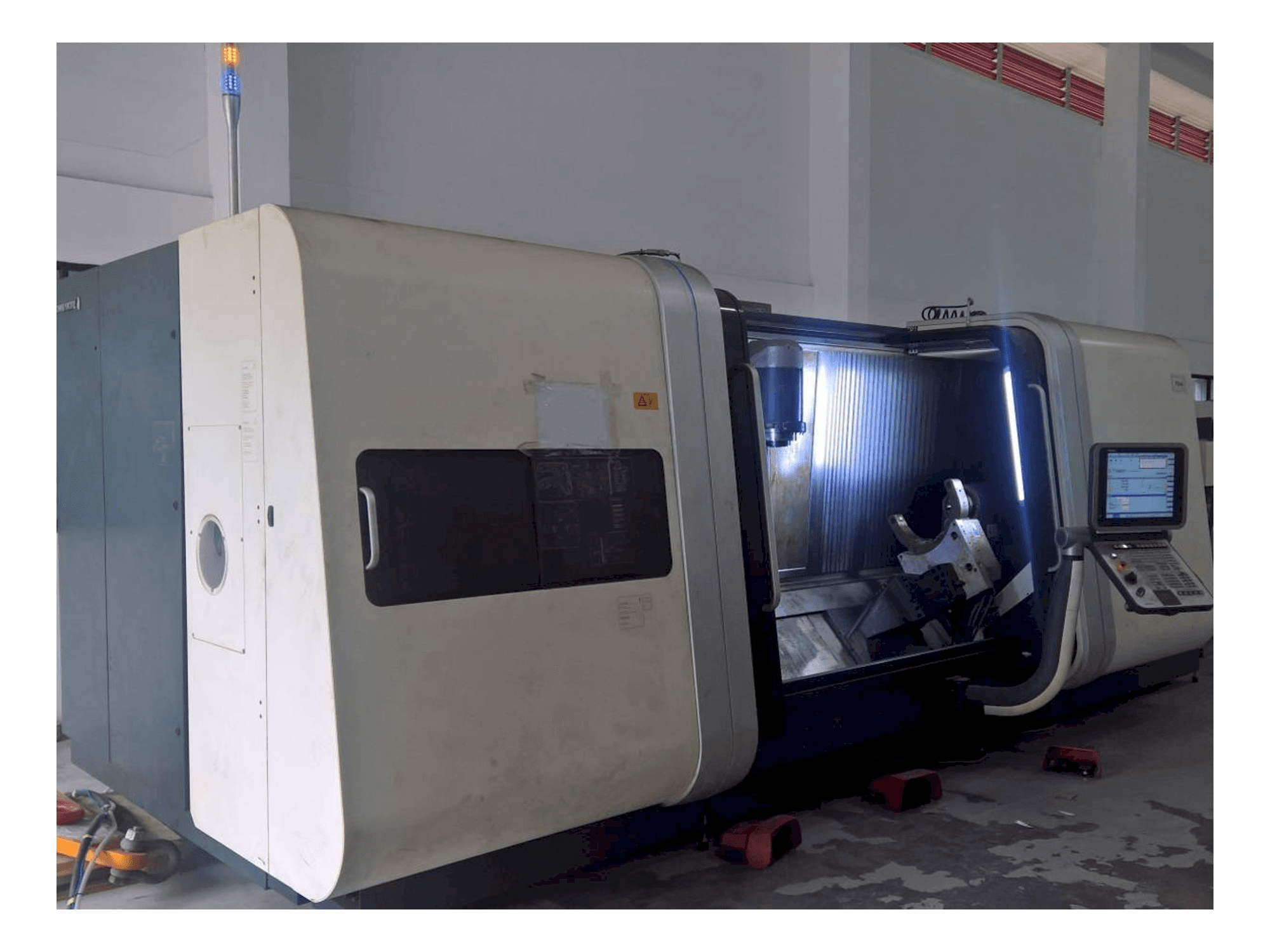 Vooraanzicht van DMG MORI CTX Beta 2000 TC machine