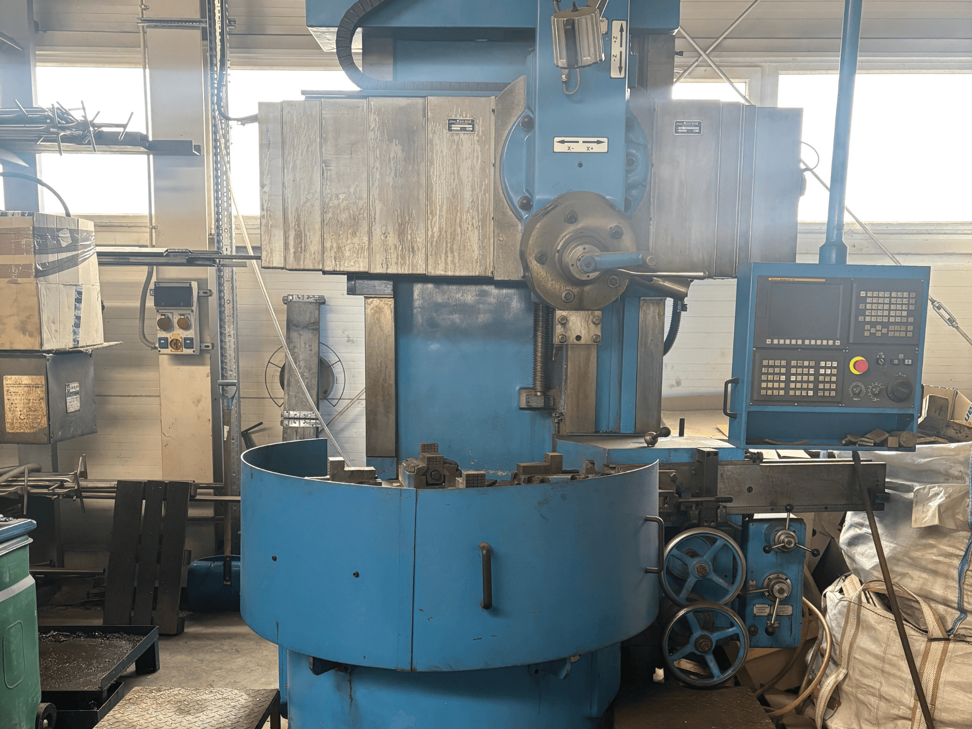 Industriële freesmachine van een onbekend merk, vooraanzicht, met een blauwe buitenkant en digitaal bedieningspaneel.