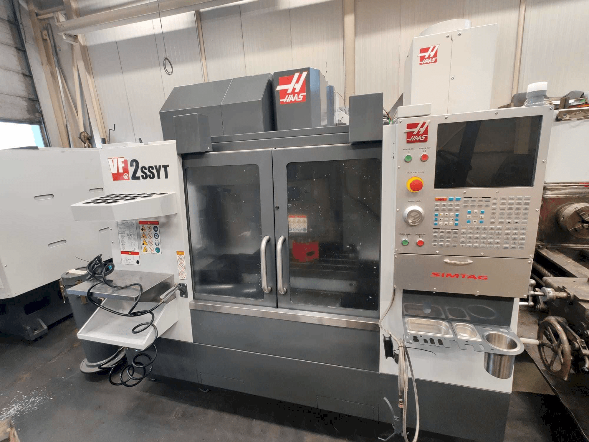 Vooraanzicht van HAAS VF-2SSYT machine