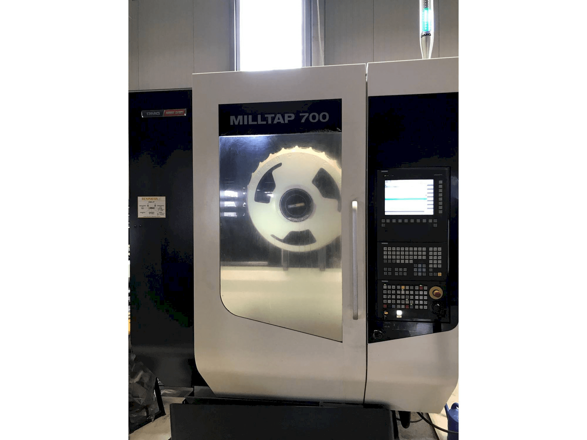 Vooraanzicht van DMG MORI Milltap 700 machine