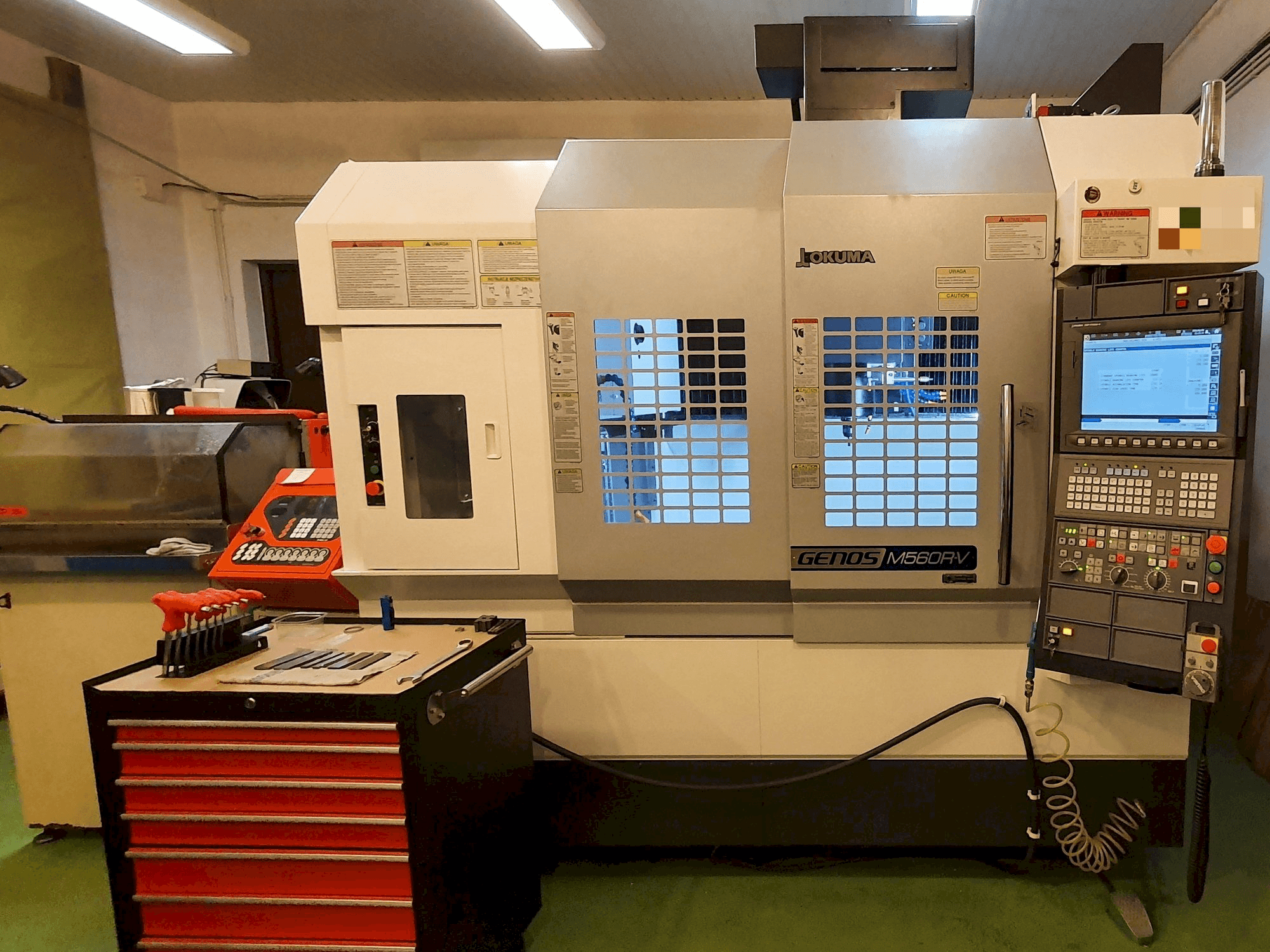 Vooraanzicht van Okuma GENOS M560R-V machine